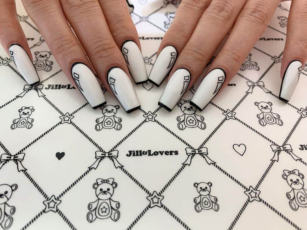mamijinguのインスタグラム：「マットコートとツルツルコート✨  #jillandlovers #nail #nailart #paragel #gelneil#gel #ネイル #ネイルアート #me #look #love #かわいい」