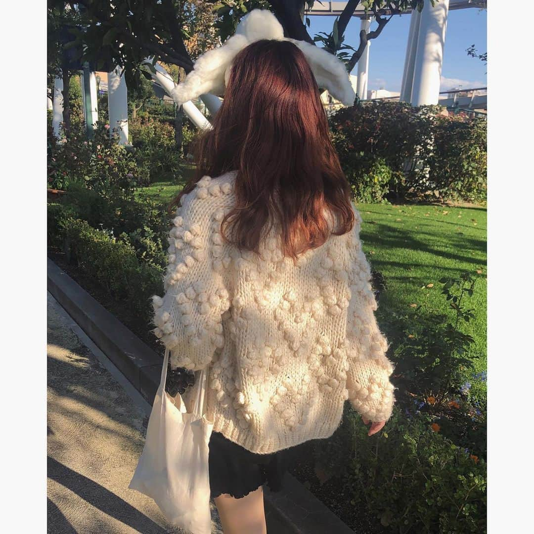 RiLiさんのインスタグラム写真 - (RiLiInstagram)「ビンテージ感がかわいい【ぽんぽんニット】🧶♡⁣ ......⁣ 去年からじわじわ来てる【ぽんぽんニット】が今年も大流行の予感💡ぽこっぽこしたデザインがとってもかわいいよね🐇🤎⁣ ビンテージ感のあるデザインが一気にお洒落度をランクアップ😳✨ハート型のぽんぽんニットなどひとくせあるデザインはコーデのメインアイテムにもピッタリだよ🌷⁣ 今年はショーパン＋ロングブーツのコーデがさらにオススメ🌰🌰ぽんぽんニットを取り入れてトレンド先取りしちゃおう🍯♥⁣ ❣❣❣❣❣⁣ サイトやSNSで掲載させていただくお写真募集中😘📸⁣ かわいいコーデやアイテム、注目スポットなどが撮れたら、ハッシュタグ→#rili_tokyo  を付けて投稿❗⁣ ．⁣ Special Thanks💋 Photo by⁣ @punyu____kichi⁣ @alilsss__⁣ @hi______0121⁣ @tan___gram⁣ @_ushico⁣ @_y_u_k_i_e_⁣ @minamatsu_⁣ @dollyre_902⁣ @__59mo⁣ ．⁣ #ぽんぽんニット#ニットコーデ#ビンテージコーデ#デザインニット#トレンド#冬コーデ#ワントーンコーデ#ベージュコーデ#ブラウンコーデ#ブラックコーデ#ホワイトコーデ #rili_tokyo #おしゃれさんと繋がりたい #お洒落さんと繋がりたい #ファッション #패션스타그램 #ootd #outfit」11月27日 21時01分 - rili.tokyo