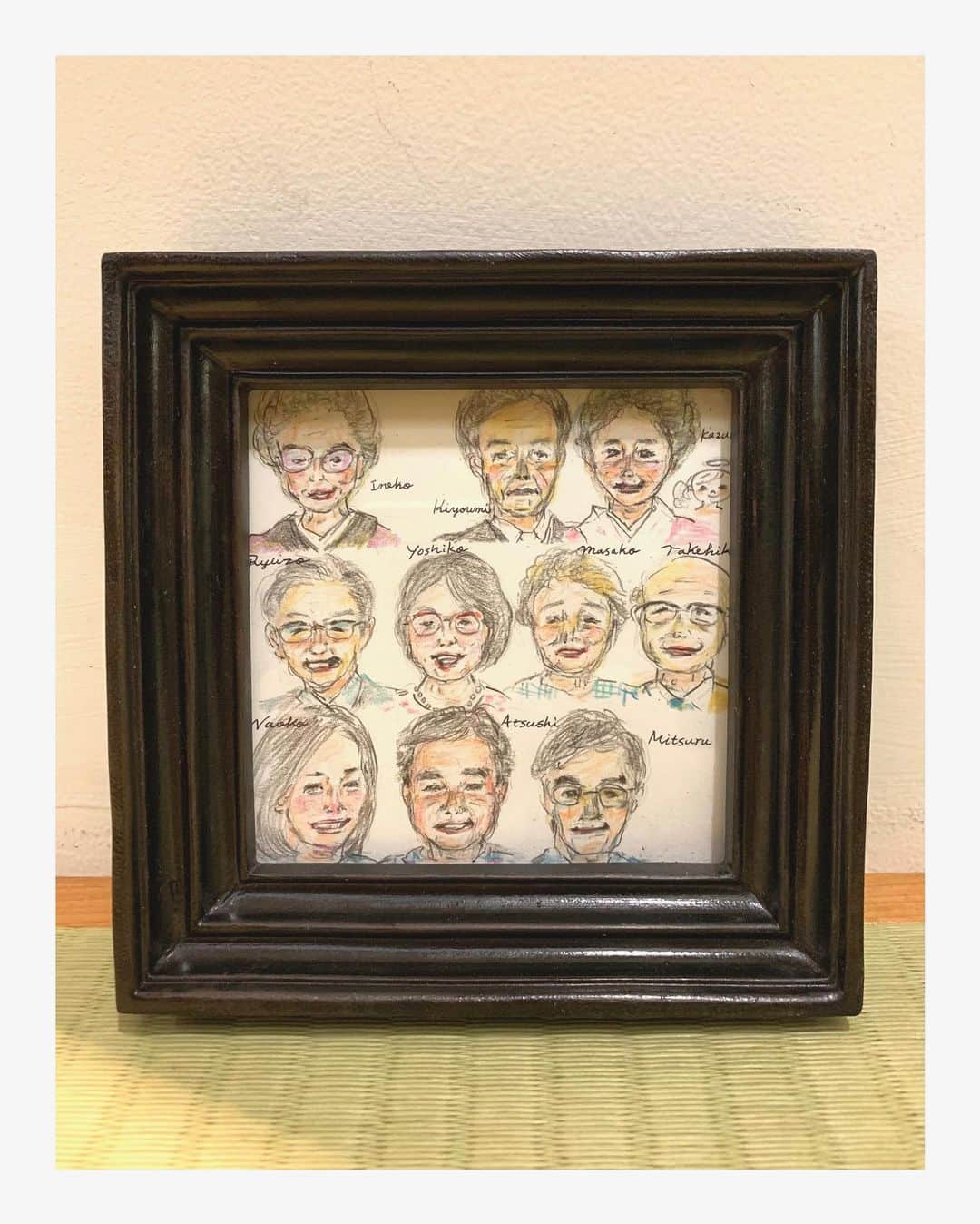𝐑𝐄𝐀𝐓𝐌𝐎のインスタグラム：「Family members in Heaven, 🎨 by my sister 姉が描いた天国の家族のイラスト。 母、父、父の弟、両方の祖父母、叔母夫婦、曽祖母の似顔絵なのですが、ある日ひとりで墓参りしたら忽然と置いてあったので、驚いて📸。  どの顔もすごく特徴を捉えてるし、なにより姉のイラストのタッチ好きなんですよね。 しかし、一体なにを見ながら描いたのか？いつ描いて置いてったのか？などは謎。  情報も遊ぶ場所もごくごく乏しい土地で育ったわれわれ姉弟ですが、姉は子どもの頃から「どこでそんなものゲットした？」「どこでその情報仕入れた？」などと、僕には想像もつかなかった粋なものをいきなり家にもたらす人でした。 このイラストを見つけたとき、そんなときと同じ気持ちに。  家族のことを乗り越えて、子育ても全力でやりながら、最近の姉は自分のやりたいことに打ち込み始めたので、弟として嬉しい限りだし、心から応援してます。 姉の活動、皆さんもチェックしてみて▶︎ @writeandflow   それにしてもこうやって顔が並ぶと、われわれ姉弟はたくさんの人生を見送ったもんだ。🕊笑  #family #life」
