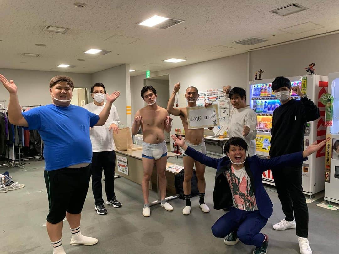 池田真一のインスタグラム：「単独ライブ『鎖』見てくれた皆さんありがとうございました！ 本日もめちゃくちゃなネタとめちゃくちゃコーナーぶちかまさして頂きました！ はぁ〜死ぬほど笑った〜🤣 明日のお昼12時までオンライン買えますので見逃した方は是非買って見て欲しい！！！！！」