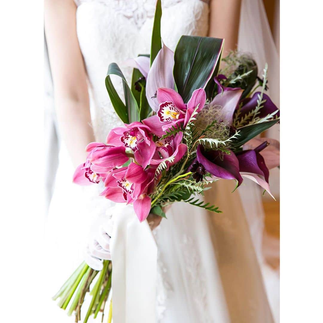 ベストブライダル公式さんのインスタグラム写真 - (ベストブライダル公式Instagram)「~#アームブーケ でエレガント&ハイセンスな花嫁に✴︎~  背の高い花材をまとめて作るアームブーケ❤︎  特に「カラー」という長い茎のお花を使ったエレガントな ブーケの人気が最近じわじわと出てきています✨  1-2枚目はBB花嫁さまの @mai__mrkw さまより リグラムさせていただきました💐  カラーにも実は色々な色があり、お花の中が白と紫の「ピカソ」というお花をチョイスされました。  ベージュゴールドのエレガントなカラードレスにブーケがぴったりで、参考にしたいハイセンスなコーディネートですね✴︎   茎が長く存在感があるので、あえてお花の量は多くしすぎずに、すっきりとまとめて持つことがポイントです💡  3枚目からもBB花嫁さまのおしゃれなアームブーケを まとめさせていただきました🌿  画面右下より保存もできますので、 ぜひ今後の参考にされてみてくださいね☺️  Special Thanks❤︎ 3枚目　@jm_weddingg さま 4枚目 @artgrace_shinurayasu  5枚目 @tokyo.afrodite   ＝＝＝＝＝＝＝＝＝＝＝＝＝＝＝＝＝＝＝＝＝＝  \ウェディングフォト募集中❤️/ @bestbridal.jp をフォローして、 お写真の投稿をお待ちしております！ . 当アカウントでリグラムOKなベストブライダルの卒花嫁orプレ花嫁の皆様は、#ベストブライダル花嫁 もしくは #BB花嫁 のハッシュタグをつけて投稿をお願いします💕  ※BB花嫁に投稿があったお写真をリグラムする際は、 個別にご連絡は行っておりません。予めご了承ください  \ブライダルフェアの予約について💐/ アカウントプロフィールのURL先、 各会場のHPもしくはDMよりご予約を承っております。 どんな式場が自分に合うかわからない、結婚式をするか迷っている...など些細なご質問でもお気軽にDMにてご相談くださいね。  \💗たくさんの、LOVEを届けよう/ 私たちのブランドスローガンは #たくさんのLOVEを届けよう 💕  お客様との出会いは一生における 祝福の瞬間を祝う始まりです。  私たちはお客様とおふたりの人生を、 祝福し続ける存在でありたいと考えています🕊  ベストブライダルは、世の中で1番、 たくさんのLOVEが届く瞬間をお祝いする企業を目指します♡」11月27日 21時02分 - bestbridal.jp