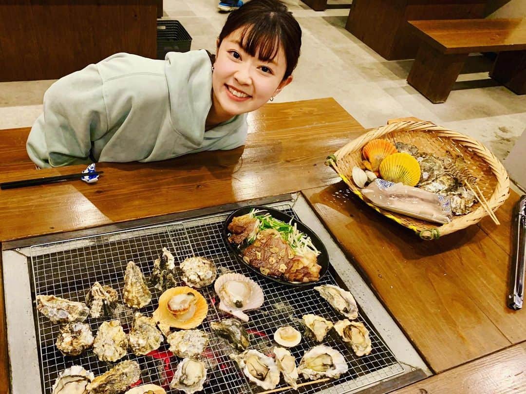 常盤よしこのインスタグラム：「牡蠣の美味しい季節 牡蠣小屋　海鮮炭火焼かしま 嘉島町にあるお店です。 美味しかったぁ❤️ 牡蠣小屋では珍しい生牡蠣も！！ なんと焼肉メニューも！！ 贅沢〜！！ コロナ対策のため要予約ですょー . . #てれビタ #金曜中継 #牡蠣小屋 #熊本牡蠣小屋 #生牡蠣うますぎ  #焼牡蠣うますぎ  #ヒオウギカイも美味」