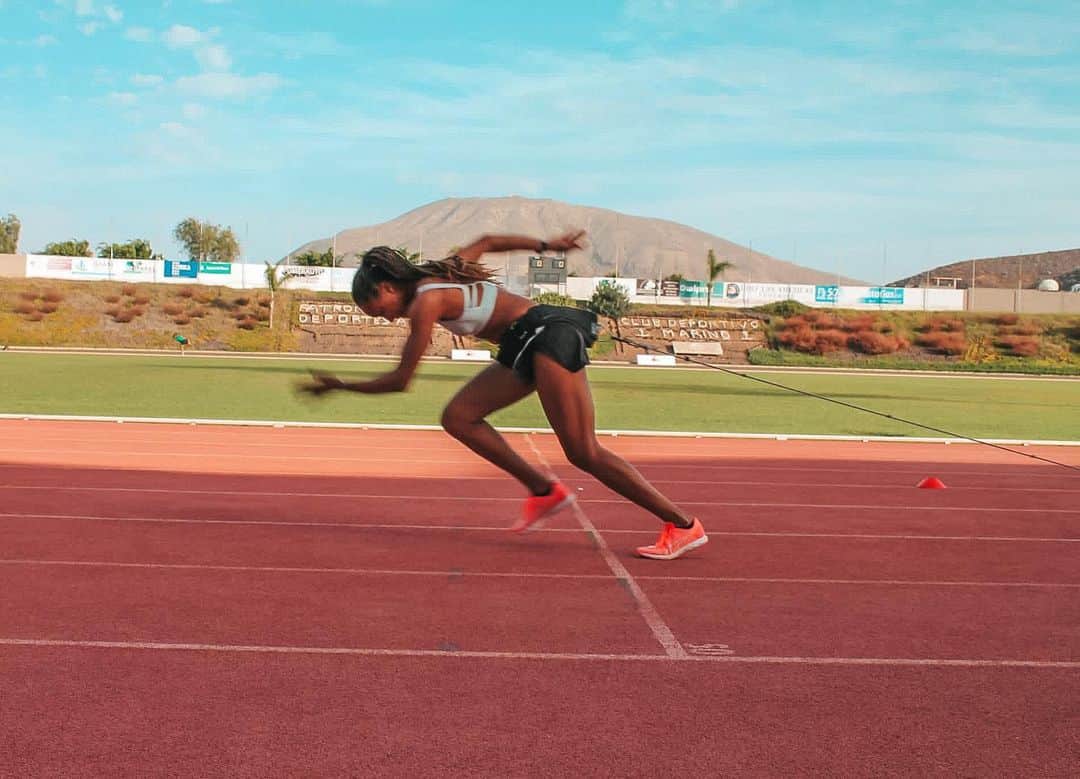 サラ・アチョさんのインスタグラム写真 - (サラ・アチョInstagram)「Power move 🧨 Happy Friday ☀️🥳  . . . #running #training #roadtotokyo #tokyo2020 #covid_19 #covid #2020 #womenempowerment #womeninsport #woman #strongwomen #womensports #gym #crossfit #muscles #speed #sun #warmup」11月27日 20時57分 - sarah_atcho