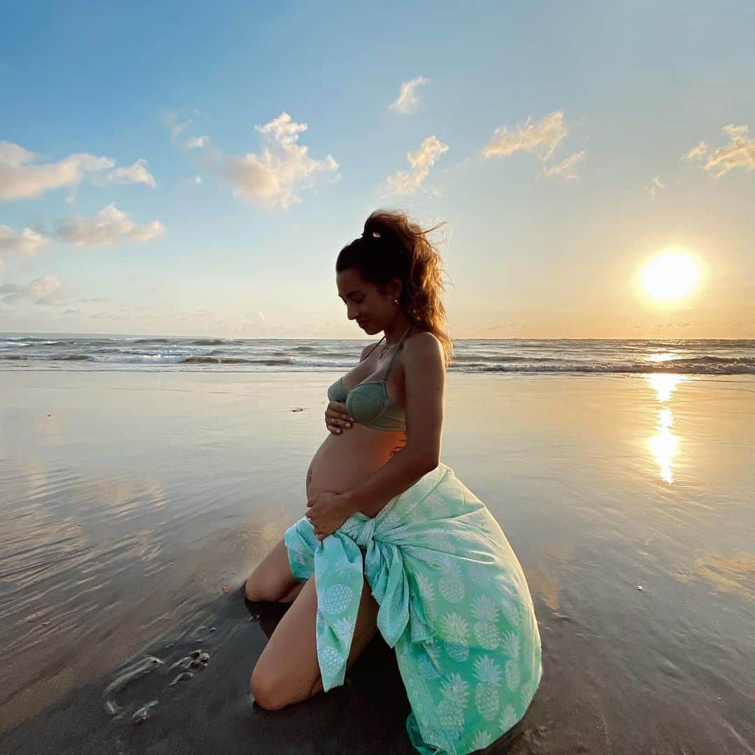 Jennifer Bachdimさんのインスタグラム写真 - (Jennifer BachdimInstagram)「Sunsets with my baby boy ✨🙏🏼 #26weekspregnant #BabyBachdimOnTheWay」11月27日 20時59分 - jenniferbachdim