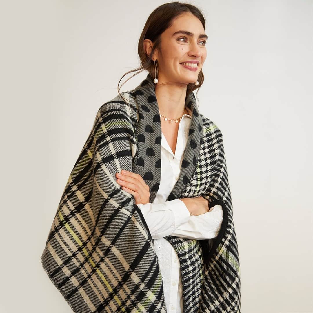 デシグアルのインスタグラム：「Your new ally for the coldest days: a reversible poncho that matches with all your plans.  #CelebrateDifferent」