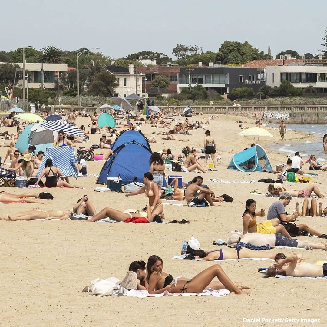 ABC Newsさんのインスタグラム写真 - (ABC NewsInstagram)「Locals enjoy the weather at Elwood beach in Melbourne as the Australian State of Victoria marks COVID-19 elimination milestone, recording 28 consecutive days with no confirmed cases. #coronavirus #melbourne #australia」11月27日 21時00分 - abcnews