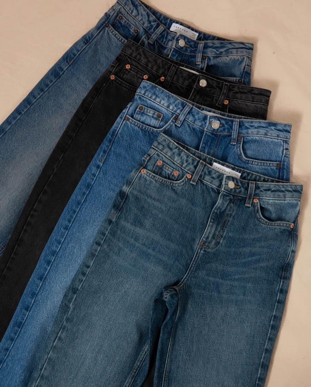 トップショップさんのインスタグラム写真 - (トップショップInstagram)「Jeans jeans jeans. We just can't get enough. (Especially when they're 25% off). Plus get free delivery if you're shopping from the UK & EU. 🎁 US & FR shoppers get up to 50% off selected styles. Tap to shop or shop #BlackFriday via the 🔗 in bio.」11月27日 21時01分 - topshop