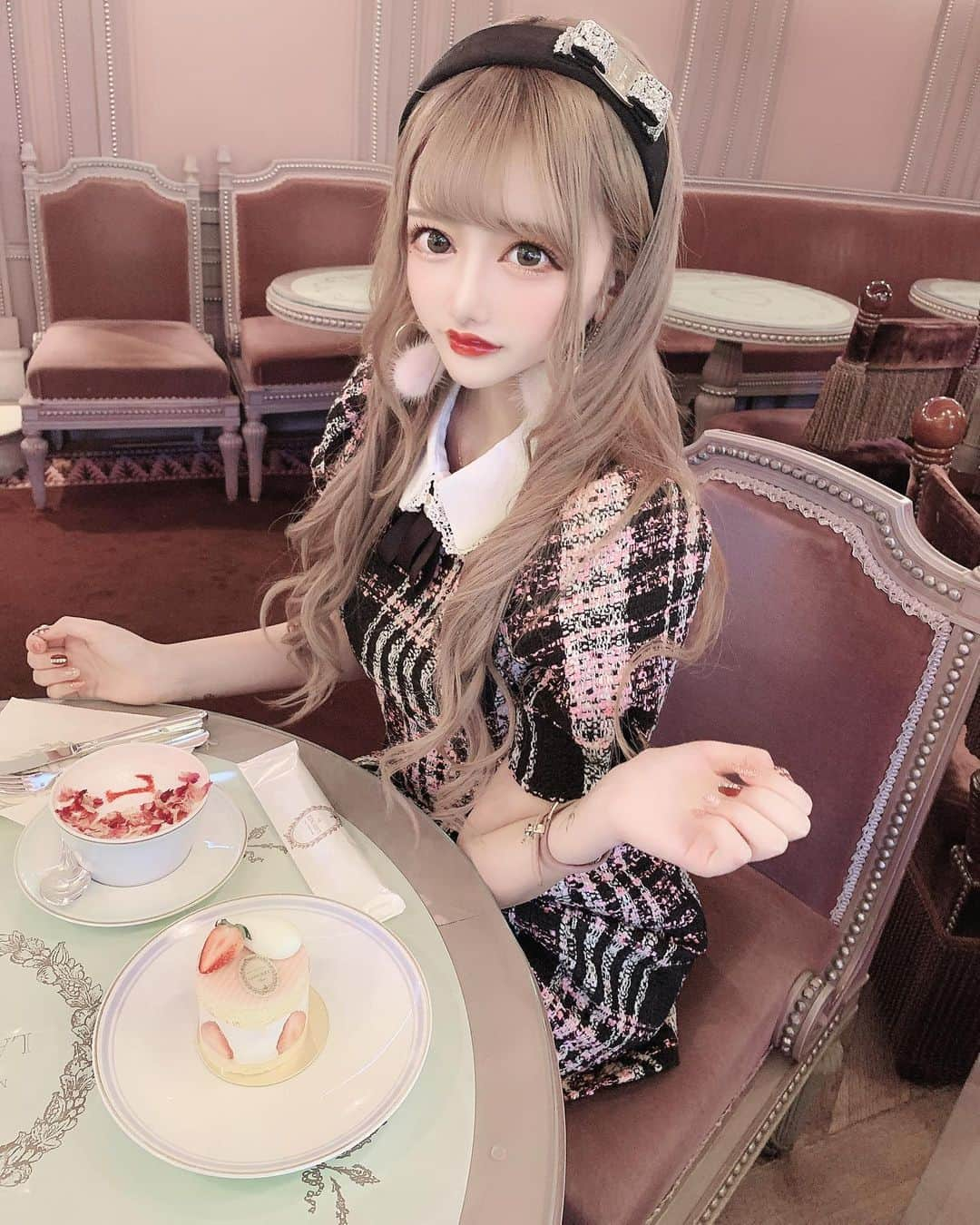 mireiさんのインスタグラム写真 - (mireiInstagram)「. 久々にラデュレ行ってきたぁ🍓♡ ラデュレのマカロンが大好きなんだけど 今回はケーキたべたよ🍰🎀 本当に美味しいし可愛いの(ᐡ⸝⸝- ̫ -⸝⸝ᐡ) . お洋服は(@maisondepriere)さんの 令嬢の美人ワンピース🐰💕 . #ラデュレ #laduree #ラデュレ銀座 #メゾンドプリエ #銀座カフェ #令嬢の美人ワンピース #ferragamo #miumiu」11月27日 19時34分 - mirei.501