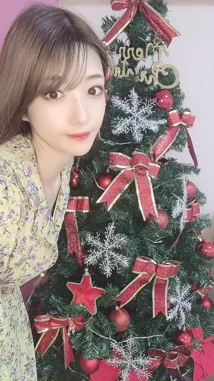 れみぱんのインスタグラム：「お部屋にクリスマスツリー出しました🎄 クリスマスムードでるね🎅🏻⭐️」