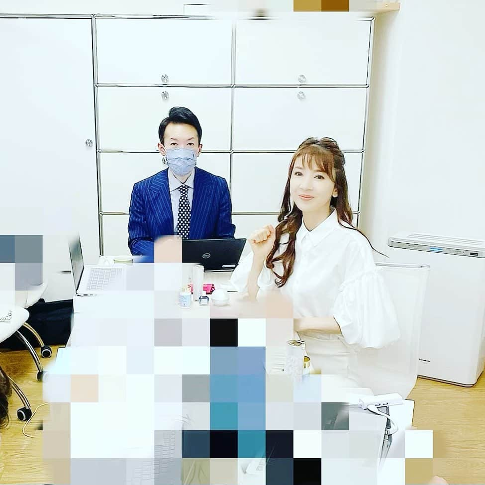 君島十和子さんのインスタグラム写真 - (君島十和子Instagram)「🍀本日も オンラインにて 新製品発表会を ４回させて 頂きました🍀✨  本来なら 直接お目にかかって ご紹介したい😃 …のですが  これからは このスタイルが 定番となるのかもしれないですね💦  美白歴33年の思い💠 お伝え出来て いたでしょうか🍀  この製品はオンラインや 表参道の店舗で  来年 発売致します💠💠💠  #ftcbeauty#FTC #ftcaoyama#君島十和子#ラキャルプ#mihoarai0527#ラキャルプさんのおかげ #感謝#ありがとうございます🍀」11月27日 19時35分 - ftcbeauty.official