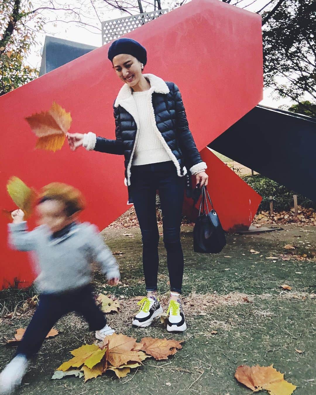 尾形沙耶香さんのインスタグラム写真 - (尾形沙耶香Instagram)「#happymomlife 👩‍👦‍👦 #ジョージと私」11月27日 19時28分 - sayakaogata