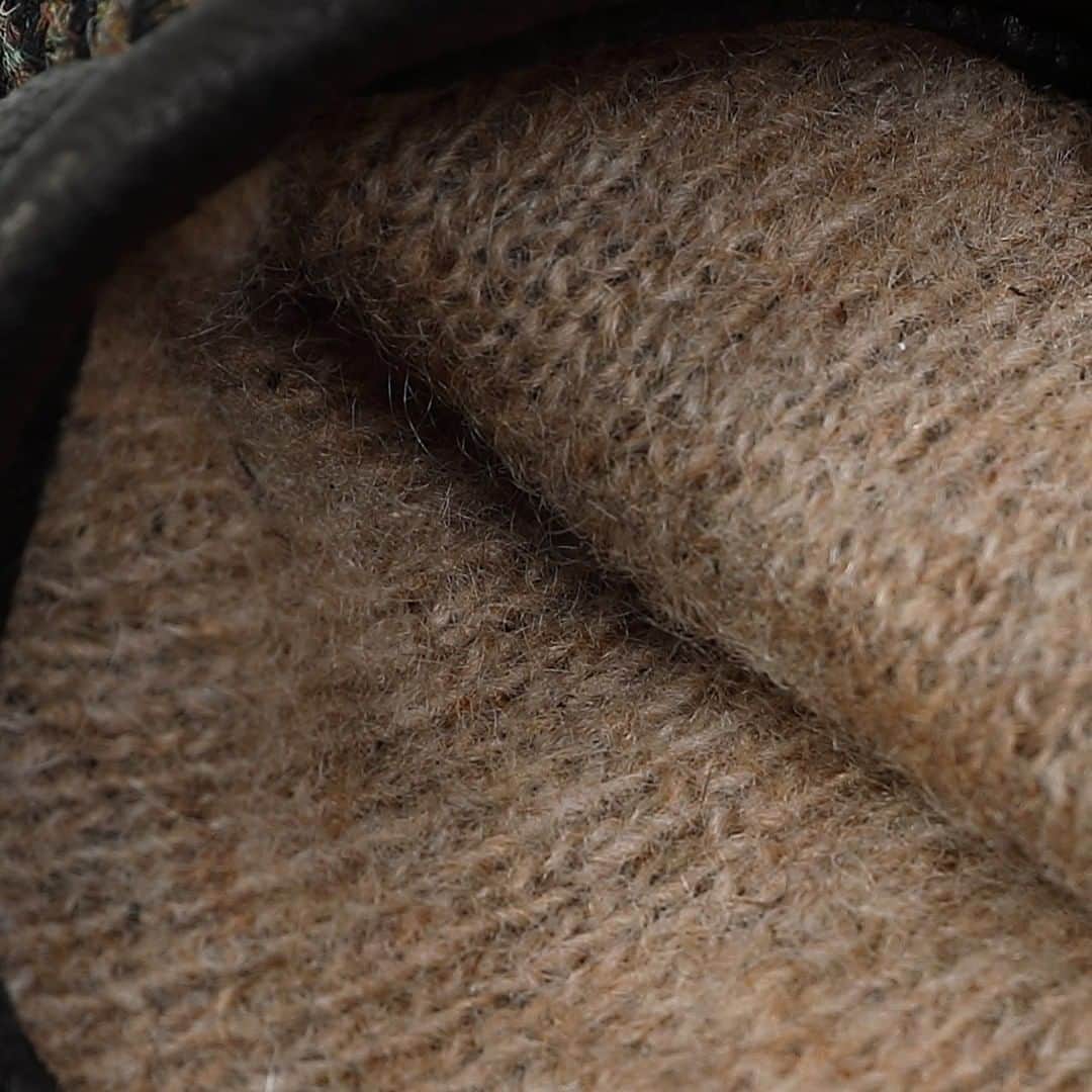 Factelier(ファクトリエ)さんのインスタグラム写真 - (Factelier(ファクトリエ)Instagram)「【英国羊毛ツイード×鹿革。ワンランク上の手袋が完成！】  しっとりとした肌馴みの良い革。  採用した革は、「鹿革=ディアスキン」。 ディアスキンはきめが細かく柔軟性にとても優れています。  ふくらみとしなやかさがある英国羊毛ツイード。  こちらは愛知県一宮市にてシャトル織機(ションヘル)で織り上げました。 希少な旧式織機のションヘル織機は、低速でゆっくりとしたリズムで織り上げるため、この織機でしか出せないふんわりとした風合いがあります。  手を入れると美しくフィットしてくれる手袋。 その秘密は大変複雑なパターンと高度な縫製にあります。  5本の指を無理なく立体的に包み込むパターンはとても複雑で、小さなアイテムですが1枚の洋服を縫うほど時間がかかります。 指先の感覚と長年培われたノウハウが、複雑かつ繊細な縫製仕様を実現しています。  カシミヤの生地も心地よく、ぐっと握ると滑らかに伸縮してくれます。  まさに、すべてにこだわり抜いた至高の手袋です。  ■FACTORY  手袋産業が盛んな香川県東部で1948年に創業した手袋工場「トモクニ」。 「海外生産を手がけるうえでも、国内の生産基盤が大切」と今なお社内生産、職人の技術を守り続けています。  今回、明治38年(1905)の創業以来、 紳士向けの服地から製品までの国内一貫生産を行い、 常に最高のものづくりを行う愛知の生地工場「御幸毛織」が タッグを組み、至高の手袋が完成しました。  ー語れるもので日々を豊かにー ファクトリエはメイドインジャパンの工場直結ファッションブランドです。 職人の情熱と最高の技術がつまった、人に語りたくなるものを長く大切に使ってもらいたい、そんな想いと共に語れる本物をお届けします。  ⇓アカウントはこちら⇓ @factelier . . #ファクトリエ　#factelier	#メイドインジャパン	#ベーシック	#ベーシックコーデ	#シンプルファッション	#シンプルコーディネート	#大人コーディネート	#大人ファッション	#大人スタイル　#大人カジュアルスタイル	#きれいめファッション	#きれいめカジュアル	#きれいめスタイル	#レザーアイテム	#革小物	#革製品	#レザー手袋	#t手袋	#革手袋	#ディアスキングローブ	#ディアスキン	#御幸毛織	#レザー小物	#プレゼントにおすすめ	#プレゼントに	#プレゼントに最適	#良いものを長く	#クラフトマンシップ	#語れるもので日々を豊かに」11月27日 19時30分 - factelier