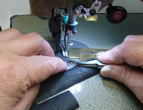 Factelier(ファクトリエ)さんのインスタグラム写真 - (Factelier(ファクトリエ)Instagram)「【英国羊毛ツイード×鹿革。ワンランク上の手袋が完成！】  しっとりとした肌馴みの良い革。  採用した革は、「鹿革=ディアスキン」。 ディアスキンはきめが細かく柔軟性にとても優れています。  ふくらみとしなやかさがある英国羊毛ツイード。  こちらは愛知県一宮市にてシャトル織機(ションヘル)で織り上げました。 希少な旧式織機のションヘル織機は、低速でゆっくりとしたリズムで織り上げるため、この織機でしか出せないふんわりとした風合いがあります。  手を入れると美しくフィットしてくれる手袋。 その秘密は大変複雑なパターンと高度な縫製にあります。  5本の指を無理なく立体的に包み込むパターンはとても複雑で、小さなアイテムですが1枚の洋服を縫うほど時間がかかります。 指先の感覚と長年培われたノウハウが、複雑かつ繊細な縫製仕様を実現しています。  カシミヤの生地も心地よく、ぐっと握ると滑らかに伸縮してくれます。  まさに、すべてにこだわり抜いた至高の手袋です。  ■FACTORY  手袋産業が盛んな香川県東部で1948年に創業した手袋工場「トモクニ」。 「海外生産を手がけるうえでも、国内の生産基盤が大切」と今なお社内生産、職人の技術を守り続けています。  今回、明治38年(1905)の創業以来、 紳士向けの服地から製品までの国内一貫生産を行い、 常に最高のものづくりを行う愛知の生地工場「御幸毛織」が タッグを組み、至高の手袋が完成しました。  ー語れるもので日々を豊かにー ファクトリエはメイドインジャパンの工場直結ファッションブランドです。 職人の情熱と最高の技術がつまった、人に語りたくなるものを長く大切に使ってもらいたい、そんな想いと共に語れる本物をお届けします。  ⇓アカウントはこちら⇓ @factelier . . #ファクトリエ　#factelier	#メイドインジャパン	#ベーシック	#ベーシックコーデ	#シンプルファッション	#シンプルコーディネート	#大人コーディネート	#大人ファッション	#大人スタイル　#大人カジュアルスタイル	#きれいめファッション	#きれいめカジュアル	#きれいめスタイル	#レザーアイテム	#革小物	#革製品	#レザー手袋	#t手袋	#革手袋	#ディアスキングローブ	#ディアスキン	#御幸毛織	#レザー小物	#プレゼントにおすすめ	#プレゼントに	#プレゼントに最適	#良いものを長く	#クラフトマンシップ	#語れるもので日々を豊かに」11月27日 19時30分 - factelier