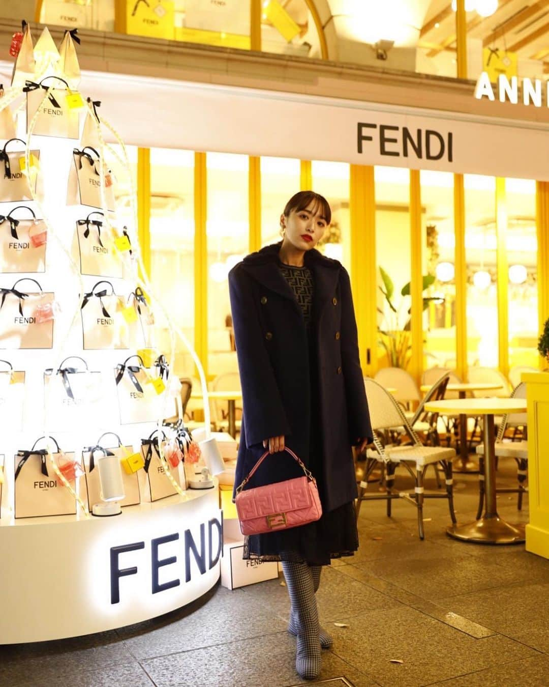 近藤千尋さんのインスタグラム写真 - (近藤千尋Instagram)「FENDI CAFFE by ANNIVERSAIRE にお邪魔しました🙇🏻‍♀️💓  中も外も可愛すぎるカフェ…🥺 カフェアートもFENDIになっていて✨ 写真撮りまくりました。笑💓 飲むのが勿体なかった…🤤  夢のような世界でした☺️❤️  #fendicafe #anniversairecafe #omotesando」11月27日 19時31分 - chipichan.1215