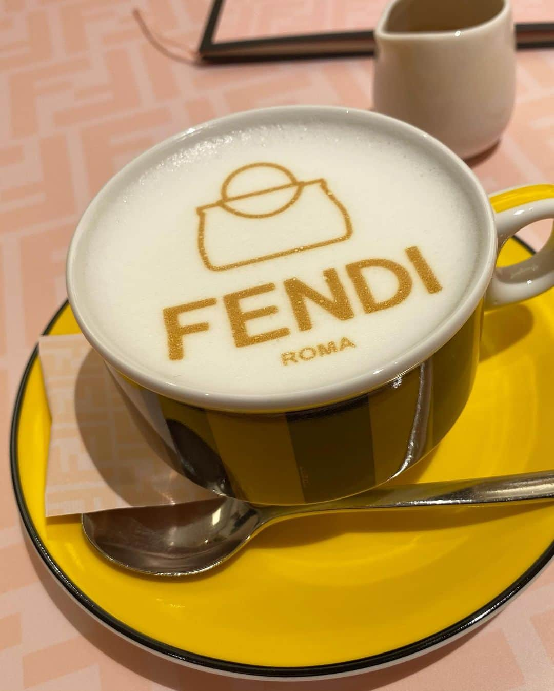 近藤千尋さんのインスタグラム写真 - (近藤千尋Instagram)「FENDI CAFFE by ANNIVERSAIRE にお邪魔しました🙇🏻‍♀️💓  中も外も可愛すぎるカフェ…🥺 カフェアートもFENDIになっていて✨ 写真撮りまくりました。笑💓 飲むのが勿体なかった…🤤  夢のような世界でした☺️❤️  #fendicafe #anniversairecafe #omotesando」11月27日 19時31分 - chipichan.1215