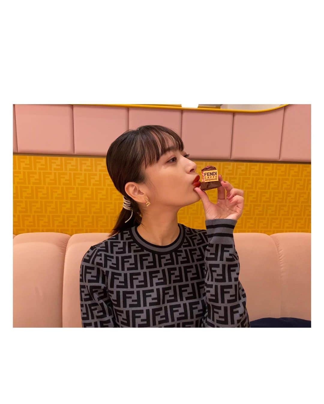近藤千尋のインスタグラム：「FENDI CAFFE by ANNIVERSAIRE にお邪魔しました🙇🏻‍♀️💓  中も外も可愛すぎるカフェ…🥺 カフェアートもFENDIになっていて✨ 写真撮りまくりました。笑💓 飲むのが勿体なかった…🤤  夢のような世界でした☺️❤️  #fendicafe #anniversairecafe #omotesando」