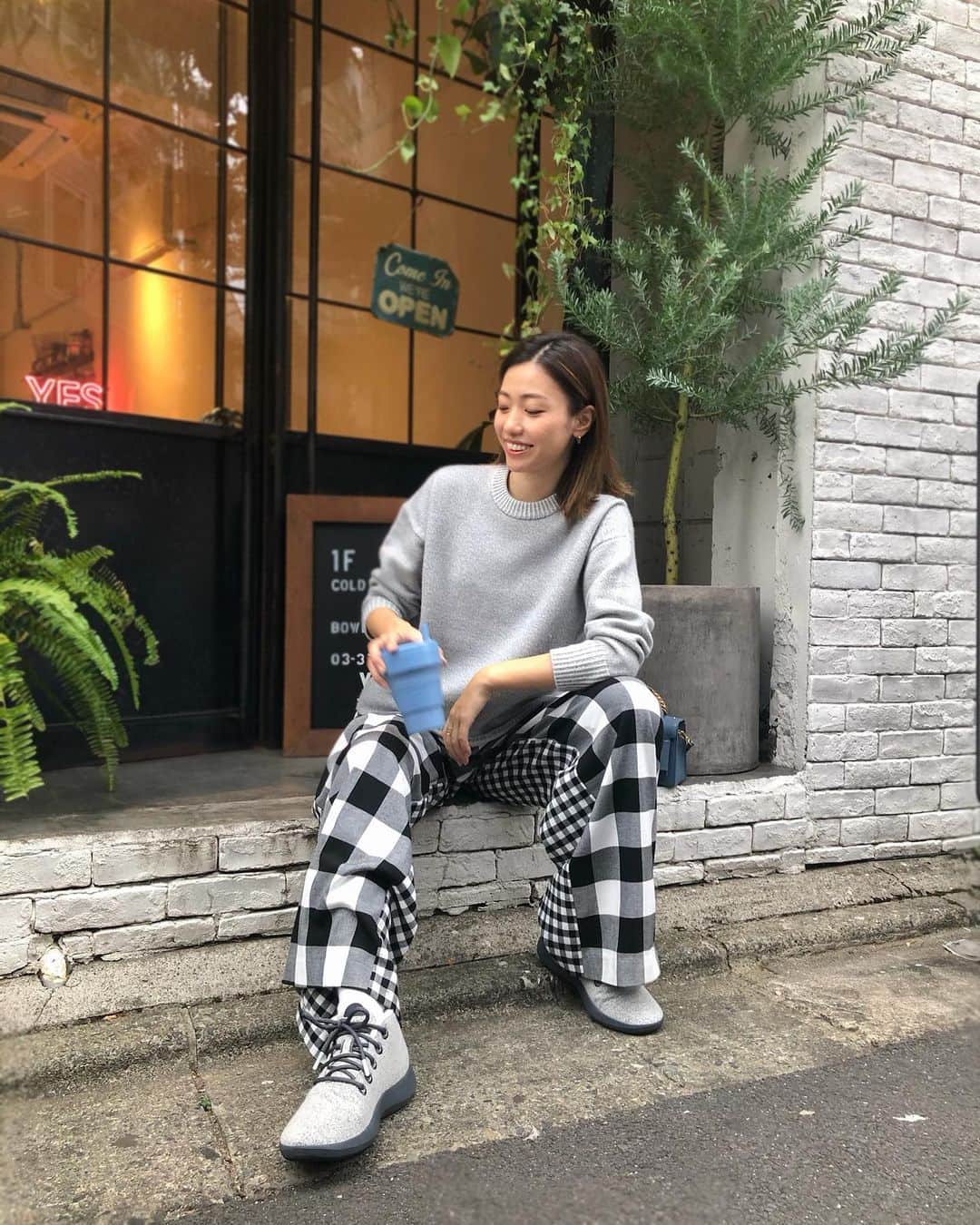 岩崎志保のインスタグラム：「昨年あたりから環境問題について私も自分に出来ることを少しずつ取り組み始めています。 着ているニットもシューズも @allbirdsjapan このブランドはサステナブルな取り組みをしていて、ここのアイテムはほぼすべての素材にリサイクル可能な天然素材を使用しているんだとか。♻️  私自身も完璧にできているわけではないけど、小さなことから少しずつ、地球に優しい行動ができたら素敵だなと思います🌏🌿  #allbirds #pr #オールバーズ #sustainable #サステナブル #リサイクル #nosingleuseplastic #sustainablelifestyle」