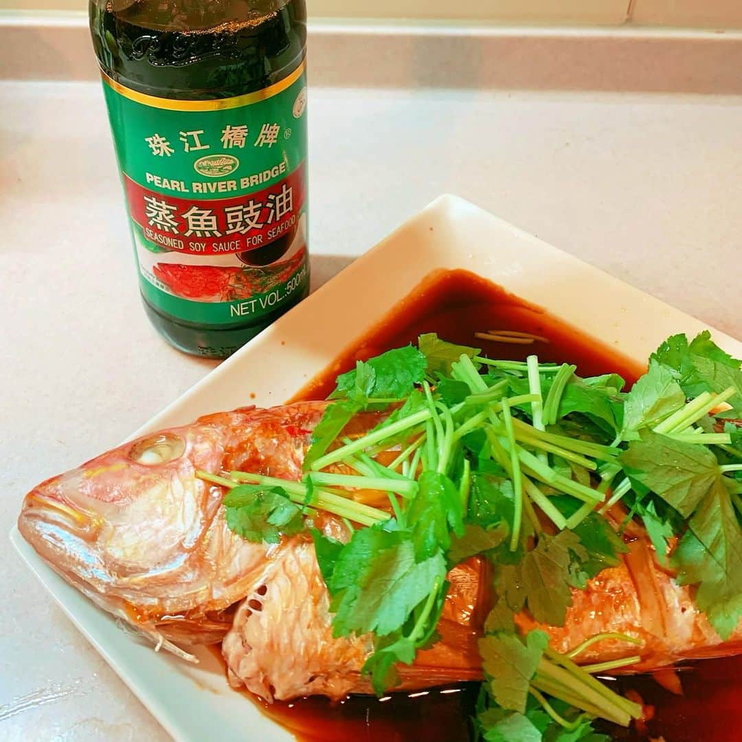 ダイエットコーチEICOのインスタグラム：「美食の街　#香港　や　#広東省　ではポピュラーな家庭料理　#清蒸魚 を作ってみました。広東語のレッスン後に無性に食べたくて...!! 香港育ちの夫は大喜び。「家でたべられるなんて」と連呼してました。　　　#華僑服務社 で買った　#蒸魚豉油 で本場の味で大満足。魚は　#イトヨリ　で。簡単なのに恐ろしく美味しい。蒸した魚に熱々の胡麻油をジュッとかけるのが醍醐味ね。 香港行きたい。 他には、#レンコン と #しいたけ の　#すだち　#和風カルパッチョ と　#もやしとしめじのナムル に　#なめこ　と　#シラス　の　#キノペ　入り味噌汁。 気づいたらきのこだらけ。  我哋食咗清蒸魚喺東京嘅屋企。好食😋食香港菜嘅時候好想去香港嘅 #鯉魚門 ！　#三聖街 都好！海鮮好好食！  #ダイエットコーチEICO #廣東菜 #香港好食」