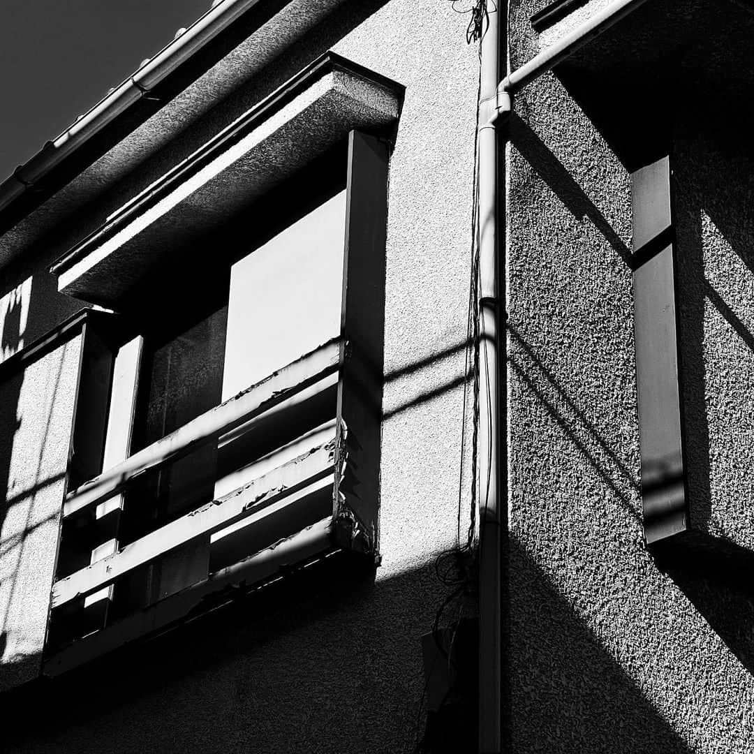 naotakeのインスタグラム：「アパート- An apartment house / iPhone 12 Pro Max & Snapseed, 20201128 . . ふらっと入った居酒屋ランチのカキフライがさっくり上がっていて美味しかった。今シーズン初の牡蠣。ごちそうさま。 . . #spicollective #royalsnappingartists #infamous_family #rsa_main #infinity_photo_cult #2_fineart #jp_gallery_member #jp_gallery_bnw #trb_bnw #wp_bnw  #bnw_life #bnwlife_member #bnw_life_shots #bnw_captures #world_bnw #top_bnw #team_jp_ #team_jp_モノクロ #ig_energy_bw #ig_nihon #streetphotographybnw #igersjp #blackandwhite #bnw #bnwphoto #monochrome #bw #bnwphotography #ShotOniPhone #shotoniphone12promax」