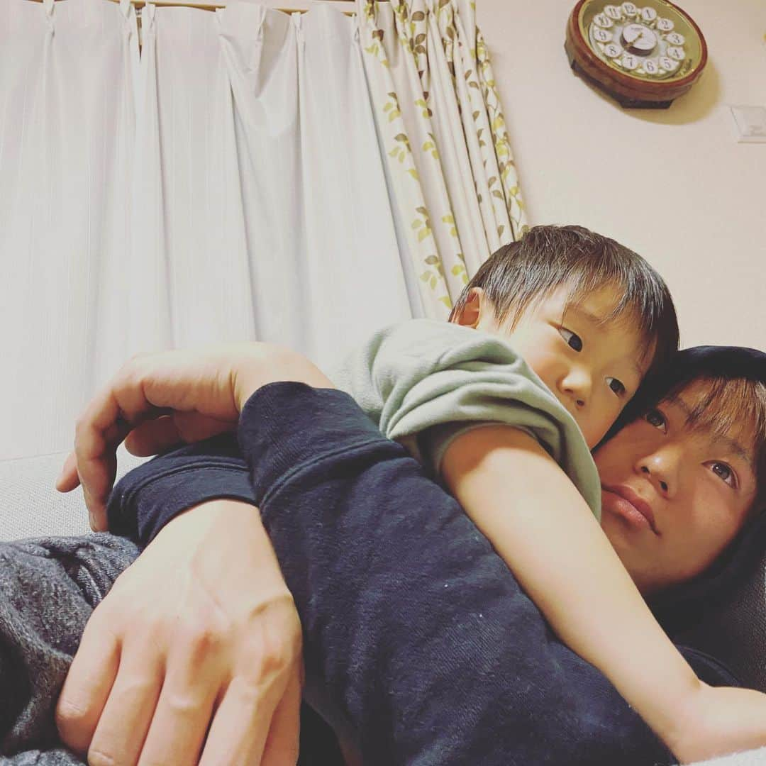 Ai.tさんのインスタグラム写真 - (Ai.tInstagram)「. #父息子 . ママloveな昊也だけどこの前パパの隣で寝たいと言ってパパの隣で寝ました🤗 でも夜中に起きて「ままーどこー？」って泣いて私の隣にきました😂😂😂 . 甘えん坊さんですね🤗 . . 2020.11.27 #親子」11月27日 19時40分 - ngs.rky.kuy