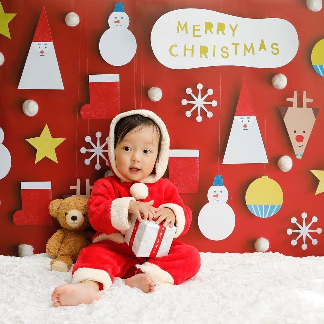 gracocoro Ryoko ONLINE SHOP＜グラこころ＞さんのインスタグラム写真 - (gracocoro Ryoko ONLINE SHOP＜グラこころ＞Instagram)「クリスマス一番人気🎅❤️ ＜Santa & friends RED＞にはサンタルックで とことんクリスマスムードなお写真を おうちで撮りませんか🤗💕  やっぱりこの赤って、 クリスマスならではの色。 特別感があって、最強にかわいい❣️  衣装も サンタの着ぐるみにして THE クリスマスな雰囲気に🎅🎄 このもこもこ感、 やっぱりbabyによく似合う💕  サンタに合わせる撮影小物は プレゼントBOXを🎁 このプレゼントBOXがあると、 クリスマスのワクワク感がぐっとあがります🎅💕  ちなみにこの衣装、 前postでご紹介した牛着ぐるみと同じく キャサリンコテージさんのもの。 色合いも質感もとってもいい感じでした🙆 また、帽子ではなく、 フードなのも高ポイント❣️  帽子だとぽいっとしちゃうbabyも （まさにうちの子😂） さっとかぶせられてGOOD👏 （フードをうしろにしてしまってもまたいい感じ）  プレゼントBOXは写真映え抜群ですが 簡単に準備できるので のちほどご紹介しますね😘  とびきり素敵なクリスマスフォトは おうちでも撮影できます❣️ 今年のクリスマス、 おうちで家族の最高の一瞬を残しましょう🎅💕  ========================  🎄🎅🐮🎍 グラこころのクリスマス&お正月 第2回予約受付は間も無く終了！ 一部sold out、残りわずかとなりますのでお早目に❣️ ＜11/29(日)まで＞ ※発送は11/30(月)〜＞となります。 ※予定販売数に達し次第、SOLD OUTとなります。受付期間前でも終了となりますのでご了承ください 🎄🎅🐮🎍  ========================  ========================  一枚、貼るだけ。 おうちが写真館になる。  グラこころオンラインショップは @gracocoryoko  プロフィール欄リンクHPから  ========================  #サンタ着ぐるみ #キャサリンコテージ #着ぐるみベビー #着ぐるみサンタ #おうちクリスマス #家族写真 #カメラ好き #女の子ママ #新米ママ#キッズファッション  #グラこころ #おうち写真館 #男の子ママ #男の子ベビー #女の子ベビー #gracocoro  #クリスマスツリー飾り付け #クリスマスパーティー #クリスマス飾り #クリスマス準備  #クリスマスフォト #はじめてのクリスマス #グラこころのクリスマス #クリスマス2020 #christmas2020 #クリスマス雑貨 #クリスマスプレゼント #男の子baby #女の子baby」11月27日 19時42分 - gracocoryoko