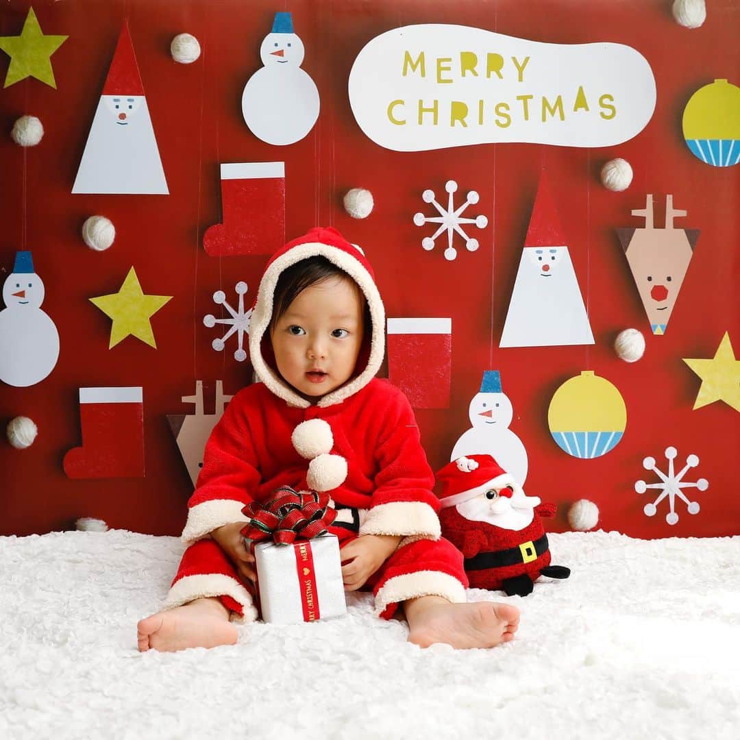 gracocoro Ryoko ONLINE SHOP＜グラこころ＞さんのインスタグラム写真 - (gracocoro Ryoko ONLINE SHOP＜グラこころ＞Instagram)「クリスマス一番人気🎅❤️ ＜Santa & friends RED＞にはサンタルックで とことんクリスマスムードなお写真を おうちで撮りませんか🤗💕  やっぱりこの赤って、 クリスマスならではの色。 特別感があって、最強にかわいい❣️  衣装も サンタの着ぐるみにして THE クリスマスな雰囲気に🎅🎄 このもこもこ感、 やっぱりbabyによく似合う💕  サンタに合わせる撮影小物は プレゼントBOXを🎁 このプレゼントBOXがあると、 クリスマスのワクワク感がぐっとあがります🎅💕  ちなみにこの衣装、 前postでご紹介した牛着ぐるみと同じく キャサリンコテージさんのもの。 色合いも質感もとってもいい感じでした🙆 また、帽子ではなく、 フードなのも高ポイント❣️  帽子だとぽいっとしちゃうbabyも （まさにうちの子😂） さっとかぶせられてGOOD👏 （フードをうしろにしてしまってもまたいい感じ）  プレゼントBOXは写真映え抜群ですが 簡単に準備できるので のちほどご紹介しますね😘  とびきり素敵なクリスマスフォトは おうちでも撮影できます❣️ 今年のクリスマス、 おうちで家族の最高の一瞬を残しましょう🎅💕  ========================  🎄🎅🐮🎍 グラこころのクリスマス&お正月 第2回予約受付は間も無く終了！ 一部sold out、残りわずかとなりますのでお早目に❣️ ＜11/29(日)まで＞ ※発送は11/30(月)〜＞となります。 ※予定販売数に達し次第、SOLD OUTとなります。受付期間前でも終了となりますのでご了承ください 🎄🎅🐮🎍  ========================  ========================  一枚、貼るだけ。 おうちが写真館になる。  グラこころオンラインショップは @gracocoryoko  プロフィール欄リンクHPから  ========================  #サンタ着ぐるみ #キャサリンコテージ #着ぐるみベビー #着ぐるみサンタ #おうちクリスマス #家族写真 #カメラ好き #女の子ママ #新米ママ#キッズファッション  #グラこころ #おうち写真館 #男の子ママ #男の子ベビー #女の子ベビー #gracocoro  #クリスマスツリー飾り付け #クリスマスパーティー #クリスマス飾り #クリスマス準備  #クリスマスフォト #はじめてのクリスマス #グラこころのクリスマス #クリスマス2020 #christmas2020 #クリスマス雑貨 #クリスマスプレゼント #男の子baby #女の子baby」11月27日 19時42分 - gracocoryoko