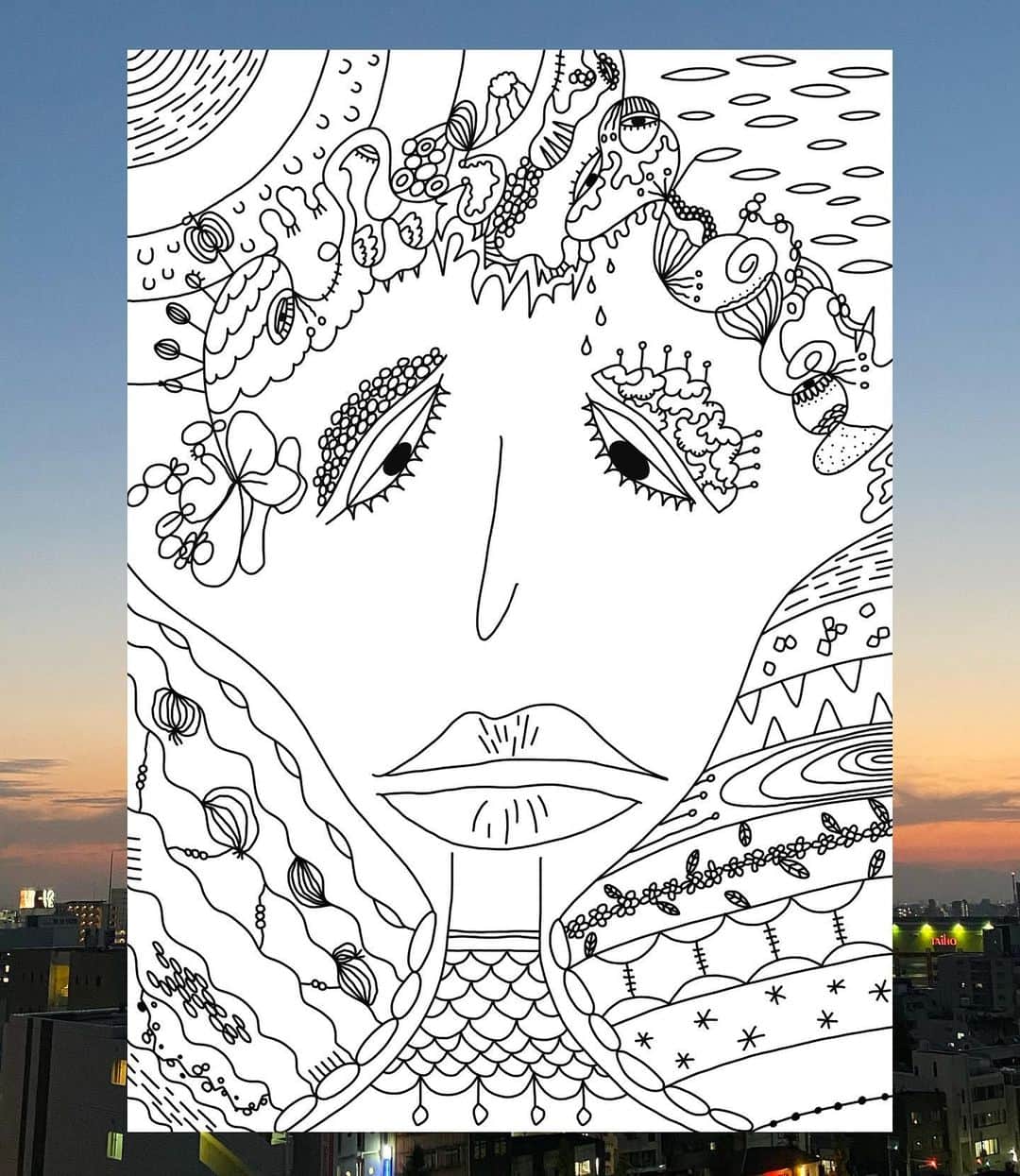 のインスタグラム：「. .  #アート塗り絵1  ○作家名　尾崎芹奈 ○作品名　纏う ○caption  色んな物で自分を飾ることについて。どんなに煌びやかに染めたつもりでも少しずつ溶けてく。最後に残った自分が本物でその姿をきちんと見つめて愛せるのか。陽の中の陰を描きました。  . .  #ラクガキモデル . .  #art  #artista #artwork #artistic #designart #designs #creative #creativeart #japanesegirl #monoart #pencils #pen #doodleart #doodles #arttherapy #kunst #abstractart #artaddict #ラクガキ #rakugaki」