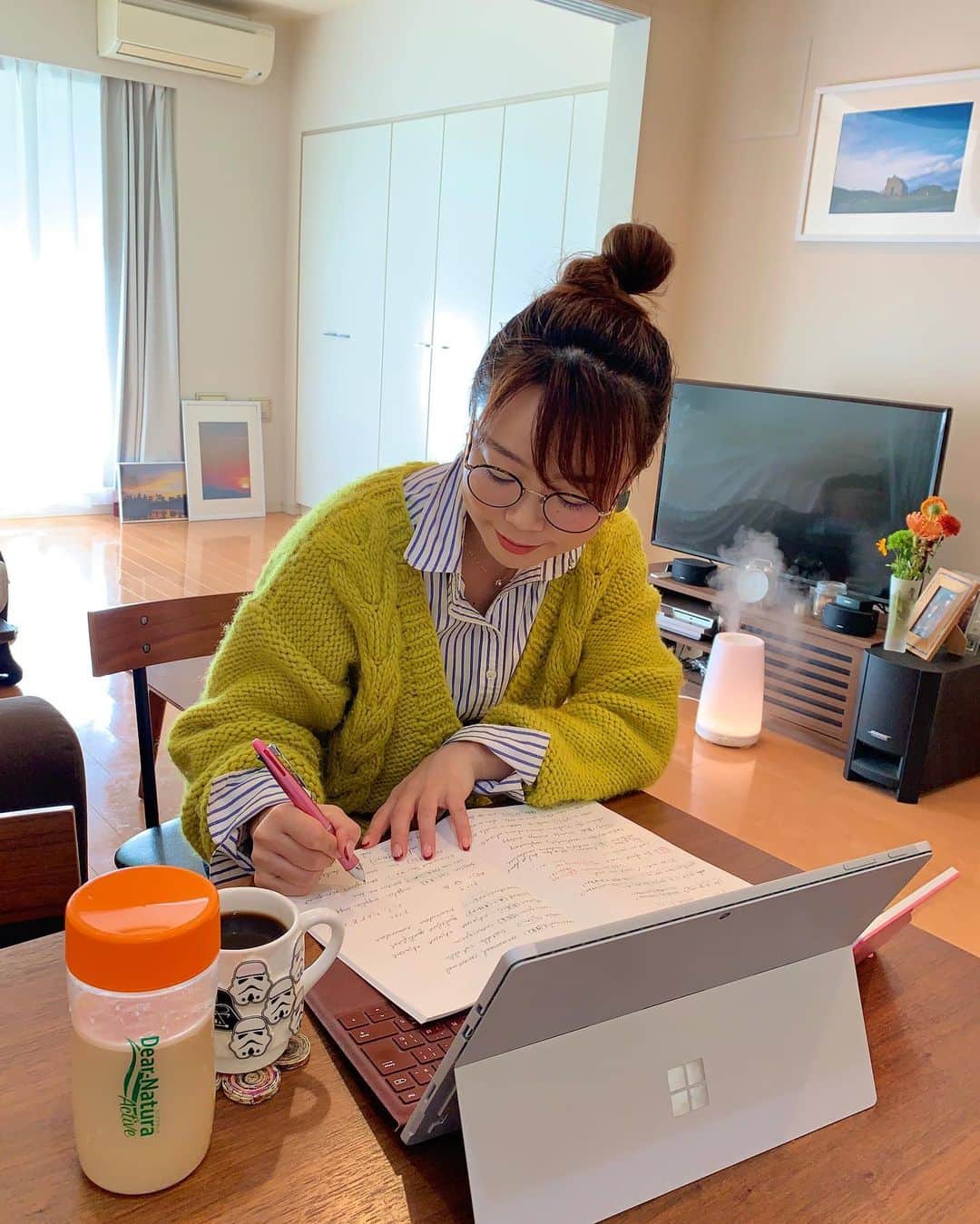 京乃ともみのインスタグラム：「最近は、自分でネイティブの先生を探して英会話のオンラインレッスンを受けています📔✏️👓   運動後に飲むイメージが強いプロテインですが、 私の場合糖質を多く取ると眠たくなるので、長く集中したいときにもお野菜やたんぱく質を多めに摂取するようにしています。🥬   ディアナチュラマガジンの私のインタビュー記事「ポジティブな私のつくり方」はご一読いただけましたか❓@dearnatura_asahi　のプロフィール欄から✅ ディアナチュラアクティブは、たんぱく質だけでなく不足しやすいビタミンやミネラルも補えるのでおすすめです💚😊私もアサヒグループ食品さんからいただいてから毎日飲んでいます。  #pr #dearnatura #dearnaturaactive」