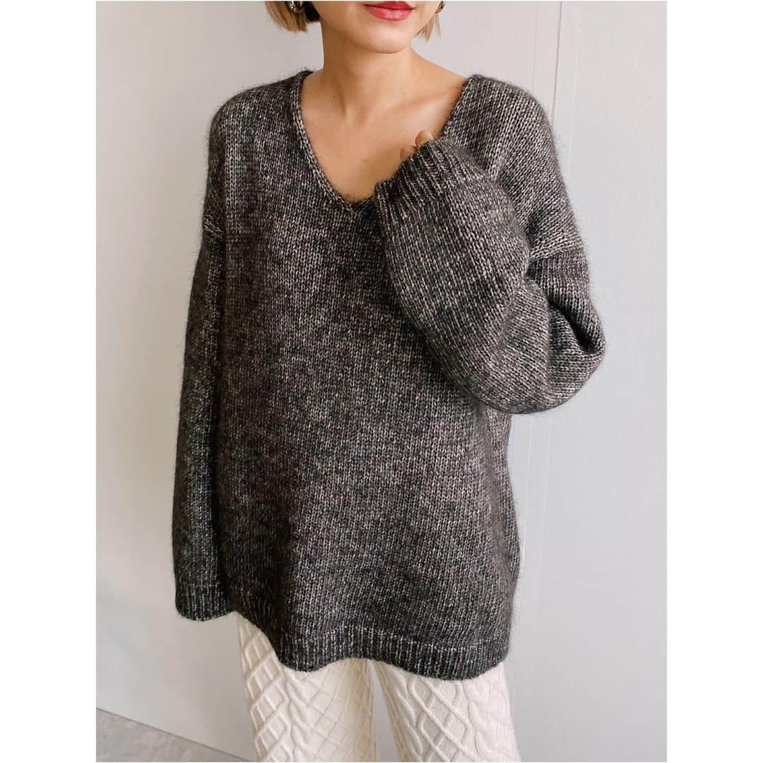 JET jpさんのインスタグラム写真 - (JET jpInstagram)「alpaca knit🧶 ﻿ ﻿ 着るだけで自然と女性らしい抜け感を演出するアルパカ混の贅沢なニットアイテム。﻿ リリヤーンと呼ばれるふくらみを持たせたコードのような特殊な糸に、モヘヤのようなウール素材を巻きつけた素材が、秋冬のムードを盛り上げてくれます。﻿ ﻿ #アルパカ混Vネック抜き襟ニット﻿ No.C80-19001 / ¥35,200(taxin)﻿ Col: グレー/ダークブラウン/オレンジ﻿ ﻿ #アルパカ混ニットマフラー﻿ No.C80-09100 / ¥24,200(taxin)﻿ Col: グレー/ダークブラウン/オレンジ﻿ ※ELLE SHOPに在庫残り僅かございます。﻿ ﻿ >>詳しくは画像をタップ👆﻿ 商品タグより、詳細がご覧いただけます。﻿ ﻿ ———————————————﻿ #jetlosangeles #jet_losangeles #jet_johneshaya #jet #2020 #new #newarrival #winter #aw #alpacaknit #sweater #knit #pullover #ジェット #カジュアル #冬 #冬コーデ #ニット #アルパカ #Ｖネック #マフラー #プルオーバー #ブラウン #グレー #オレンジ #コーディネイト #スタッフコーデ」11月27日 19時45分 - jet_losangeles