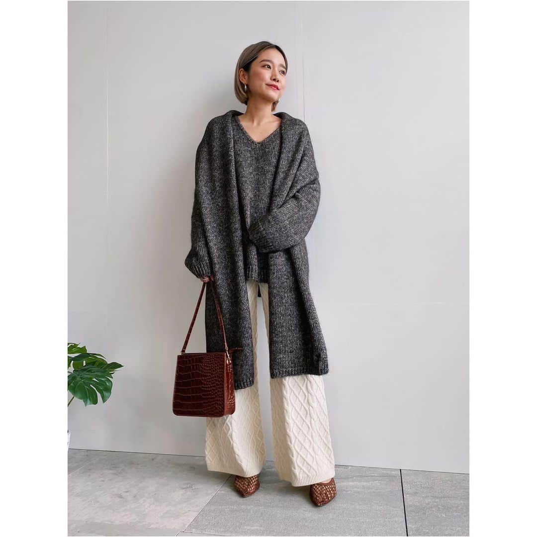 JET jpさんのインスタグラム写真 - (JET jpInstagram)「alpaca knit🧶 ﻿ ﻿ 着るだけで自然と女性らしい抜け感を演出するアルパカ混の贅沢なニットアイテム。﻿ リリヤーンと呼ばれるふくらみを持たせたコードのような特殊な糸に、モヘヤのようなウール素材を巻きつけた素材が、秋冬のムードを盛り上げてくれます。﻿ ﻿ #アルパカ混Vネック抜き襟ニット﻿ No.C80-19001 / ¥35,200(taxin)﻿ Col: グレー/ダークブラウン/オレンジ﻿ ﻿ #アルパカ混ニットマフラー﻿ No.C80-09100 / ¥24,200(taxin)﻿ Col: グレー/ダークブラウン/オレンジ﻿ ※ELLE SHOPに在庫残り僅かございます。﻿ ﻿ >>詳しくは画像をタップ👆﻿ 商品タグより、詳細がご覧いただけます。﻿ ﻿ ———————————————﻿ #jetlosangeles #jet_losangeles #jet_johneshaya #jet #2020 #new #newarrival #winter #aw #alpacaknit #sweater #knit #pullover #ジェット #カジュアル #冬 #冬コーデ #ニット #アルパカ #Ｖネック #マフラー #プルオーバー #ブラウン #グレー #オレンジ #コーディネイト #スタッフコーデ」11月27日 19時45分 - jet_losangeles