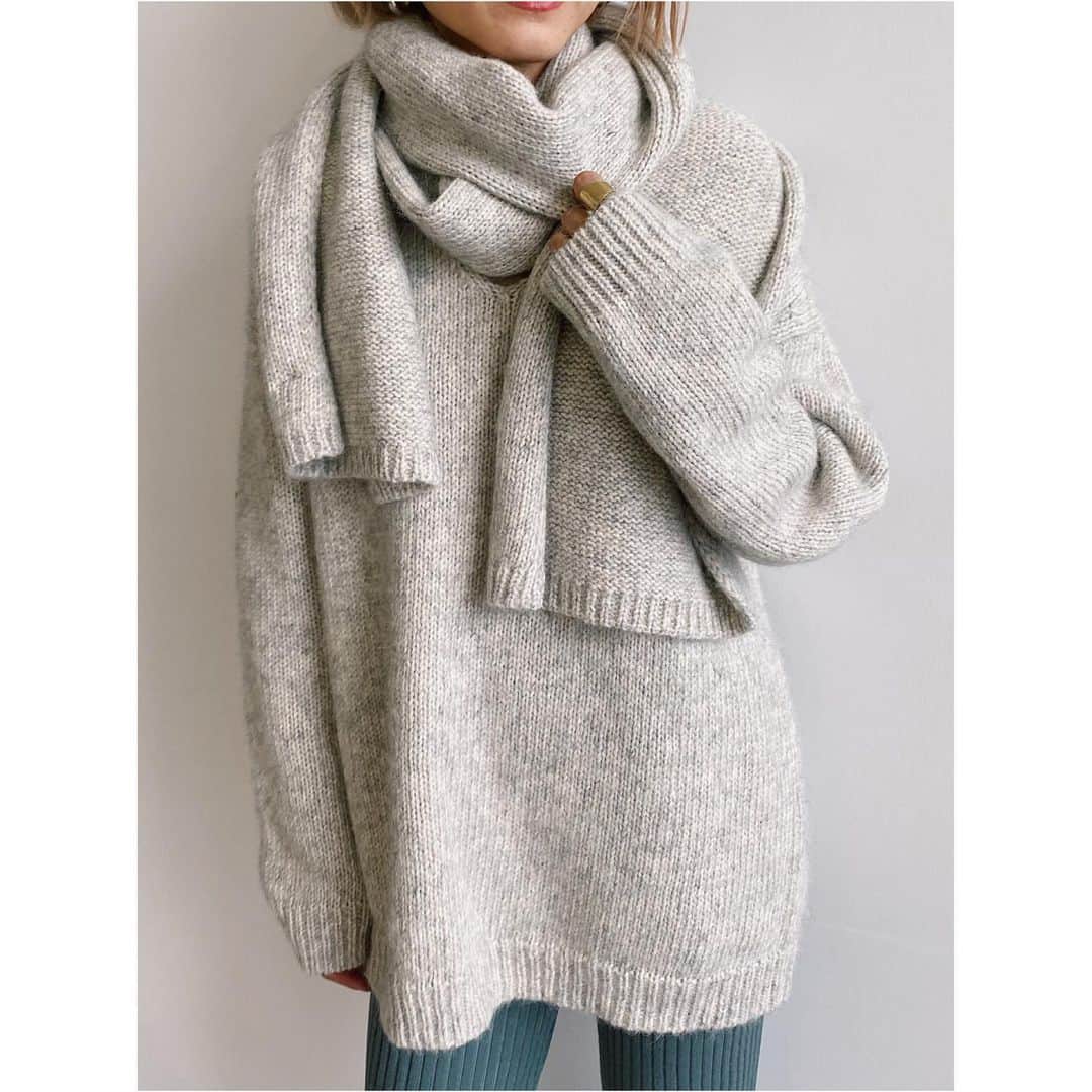 JET jpさんのインスタグラム写真 - (JET jpInstagram)「alpaca knit🧶 ﻿ ﻿ 着るだけで自然と女性らしい抜け感を演出するアルパカ混の贅沢なニットアイテム。﻿ リリヤーンと呼ばれるふくらみを持たせたコードのような特殊な糸に、モヘヤのようなウール素材を巻きつけた素材が、秋冬のムードを盛り上げてくれます。﻿ ﻿ #アルパカ混Vネック抜き襟ニット﻿ No.C80-19001 / ¥35,200(taxin)﻿ Col: グレー/ダークブラウン/オレンジ﻿ ﻿ #アルパカ混ニットマフラー﻿ No.C80-09100 / ¥24,200(taxin)﻿ Col: グレー/ダークブラウン/オレンジ﻿ ※ELLE SHOPに在庫残り僅かございます。﻿ ﻿ >>詳しくは画像をタップ👆﻿ 商品タグより、詳細がご覧いただけます。﻿ ﻿ ———————————————﻿ #jetlosangeles #jet_losangeles #jet_johneshaya #jet #2020 #new #newarrival #winter #aw #alpacaknit #sweater #knit #pullover #ジェット #カジュアル #冬 #冬コーデ #ニット #アルパカ #Ｖネック #マフラー #プルオーバー #ブラウン #グレー #オレンジ #コーディネイト #スタッフコーデ」11月27日 19時45分 - jet_losangeles