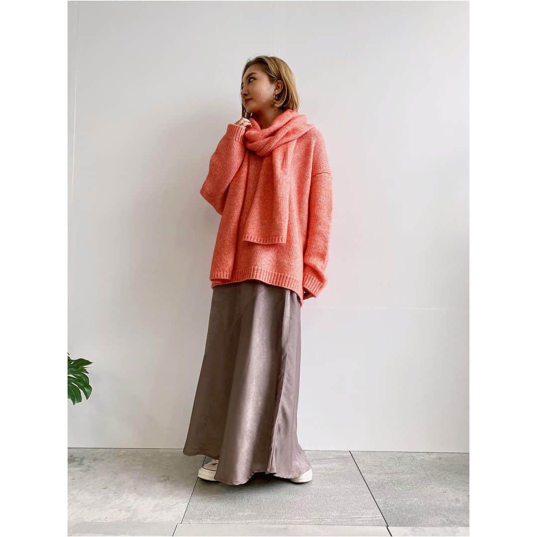 JET jpさんのインスタグラム写真 - (JET jpInstagram)「alpaca knit🧶 ﻿ ﻿ 着るだけで自然と女性らしい抜け感を演出するアルパカ混の贅沢なニットアイテム。﻿ リリヤーンと呼ばれるふくらみを持たせたコードのような特殊な糸に、モヘヤのようなウール素材を巻きつけた素材が、秋冬のムードを盛り上げてくれます。﻿ ﻿ #アルパカ混Vネック抜き襟ニット﻿ No.C80-19001 / ¥35,200(taxin)﻿ Col: グレー/ダークブラウン/オレンジ﻿ ﻿ #アルパカ混ニットマフラー﻿ No.C80-09100 / ¥24,200(taxin)﻿ Col: グレー/ダークブラウン/オレンジ﻿ ※ELLE SHOPに在庫残り僅かございます。﻿ ﻿ >>詳しくは画像をタップ👆﻿ 商品タグより、詳細がご覧いただけます。﻿ ﻿ ———————————————﻿ #jetlosangeles #jet_losangeles #jet_johneshaya #jet #2020 #new #newarrival #winter #aw #alpacaknit #sweater #knit #pullover #ジェット #カジュアル #冬 #冬コーデ #ニット #アルパカ #Ｖネック #マフラー #プルオーバー #ブラウン #グレー #オレンジ #コーディネイト #スタッフコーデ」11月27日 19時45分 - jet_losangeles