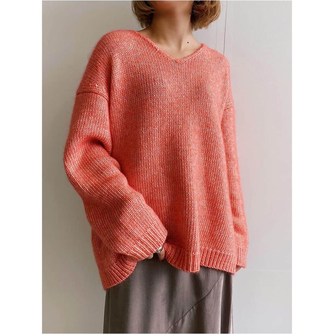 JET jpさんのインスタグラム写真 - (JET jpInstagram)「alpaca knit🧶 ﻿ ﻿ 着るだけで自然と女性らしい抜け感を演出するアルパカ混の贅沢なニットアイテム。﻿ リリヤーンと呼ばれるふくらみを持たせたコードのような特殊な糸に、モヘヤのようなウール素材を巻きつけた素材が、秋冬のムードを盛り上げてくれます。﻿ ﻿ #アルパカ混Vネック抜き襟ニット﻿ No.C80-19001 / ¥35,200(taxin)﻿ Col: グレー/ダークブラウン/オレンジ﻿ ﻿ #アルパカ混ニットマフラー﻿ No.C80-09100 / ¥24,200(taxin)﻿ Col: グレー/ダークブラウン/オレンジ﻿ ※ELLE SHOPに在庫残り僅かございます。﻿ ﻿ >>詳しくは画像をタップ👆﻿ 商品タグより、詳細がご覧いただけます。﻿ ﻿ ———————————————﻿ #jetlosangeles #jet_losangeles #jet_johneshaya #jet #2020 #new #newarrival #winter #aw #alpacaknit #sweater #knit #pullover #ジェット #カジュアル #冬 #冬コーデ #ニット #アルパカ #Ｖネック #マフラー #プルオーバー #ブラウン #グレー #オレンジ #コーディネイト #スタッフコーデ」11月27日 19時45分 - jet_losangeles