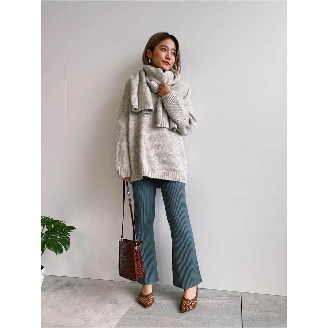 JET jpさんのインスタグラム写真 - (JET jpInstagram)「alpaca knit🧶 ﻿ ﻿ 着るだけで自然と女性らしい抜け感を演出するアルパカ混の贅沢なニットアイテム。﻿ リリヤーンと呼ばれるふくらみを持たせたコードのような特殊な糸に、モヘヤのようなウール素材を巻きつけた素材が、秋冬のムードを盛り上げてくれます。﻿ ﻿ #アルパカ混Vネック抜き襟ニット﻿ No.C80-19001 / ¥35,200(taxin)﻿ Col: グレー/ダークブラウン/オレンジ﻿ ﻿ #アルパカ混ニットマフラー﻿ No.C80-09100 / ¥24,200(taxin)﻿ Col: グレー/ダークブラウン/オレンジ﻿ ※ELLE SHOPに在庫残り僅かございます。﻿ ﻿ >>詳しくは画像をタップ👆﻿ 商品タグより、詳細がご覧いただけます。﻿ ﻿ ———————————————﻿ #jetlosangeles #jet_losangeles #jet_johneshaya #jet #2020 #new #newarrival #winter #aw #alpacaknit #sweater #knit #pullover #ジェット #カジュアル #冬 #冬コーデ #ニット #アルパカ #Ｖネック #マフラー #プルオーバー #ブラウン #グレー #オレンジ #コーディネイト #スタッフコーデ」11月27日 19時45分 - jet_losangeles
