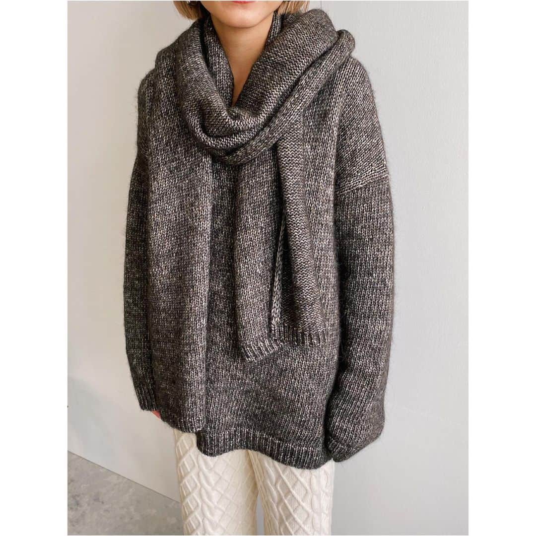 JET jpさんのインスタグラム写真 - (JET jpInstagram)「alpaca knit🧶 ﻿ ﻿ 着るだけで自然と女性らしい抜け感を演出するアルパカ混の贅沢なニットアイテム。﻿ リリヤーンと呼ばれるふくらみを持たせたコードのような特殊な糸に、モヘヤのようなウール素材を巻きつけた素材が、秋冬のムードを盛り上げてくれます。﻿ ﻿ #アルパカ混Vネック抜き襟ニット﻿ No.C80-19001 / ¥35,200(taxin)﻿ Col: グレー/ダークブラウン/オレンジ﻿ ﻿ #アルパカ混ニットマフラー﻿ No.C80-09100 / ¥24,200(taxin)﻿ Col: グレー/ダークブラウン/オレンジ﻿ ※ELLE SHOPに在庫残り僅かございます。﻿ ﻿ >>詳しくは画像をタップ👆﻿ 商品タグより、詳細がご覧いただけます。﻿ ﻿ ———————————————﻿ #jetlosangeles #jet_losangeles #jet_johneshaya #jet #2020 #new #newarrival #winter #aw #alpacaknit #sweater #knit #pullover #ジェット #カジュアル #冬 #冬コーデ #ニット #アルパカ #Ｖネック #マフラー #プルオーバー #ブラウン #グレー #オレンジ #コーディネイト #スタッフコーデ」11月27日 19時45分 - jet_losangeles