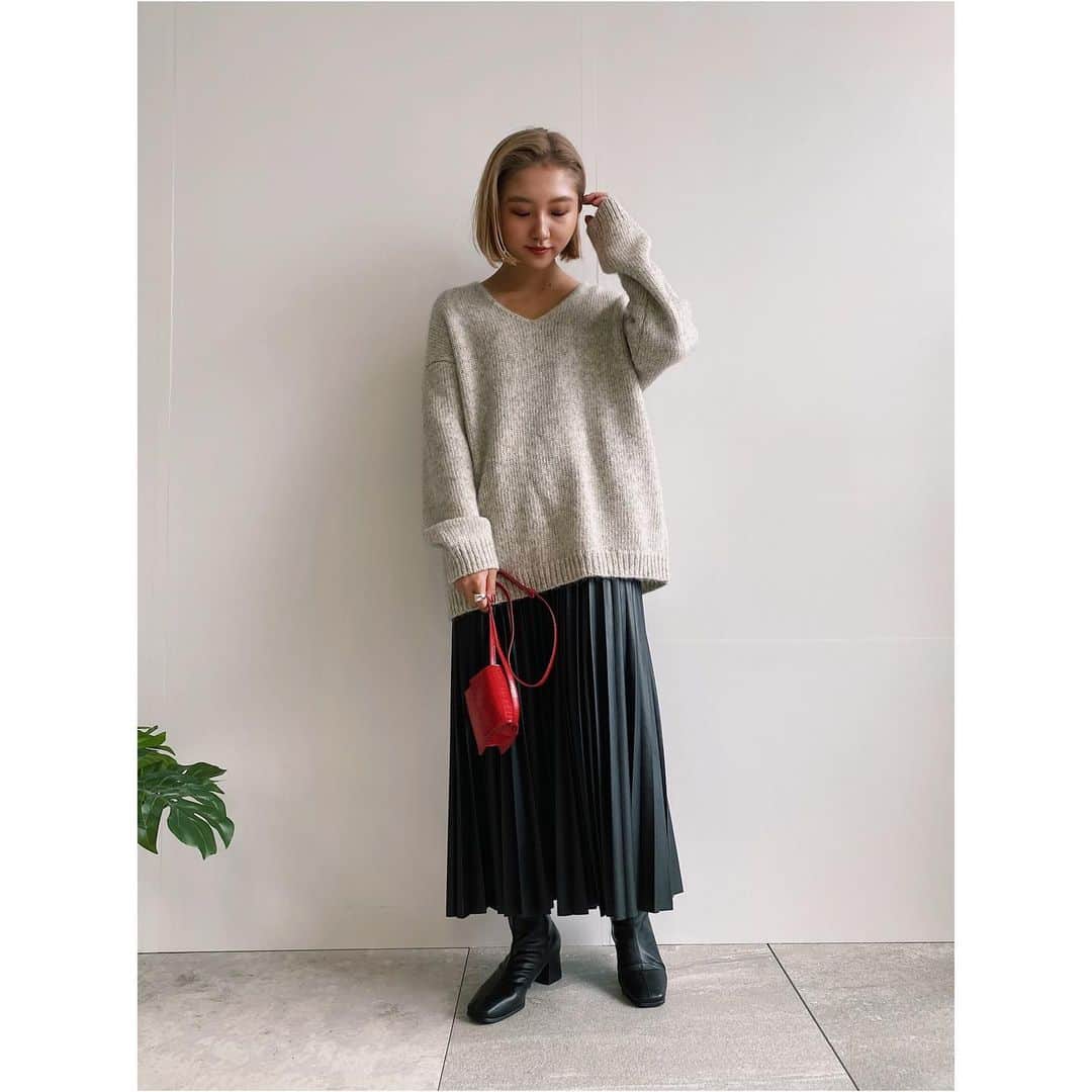 JET jpさんのインスタグラム写真 - (JET jpInstagram)「alpaca knit🧶 ﻿ ﻿ 着るだけで自然と女性らしい抜け感を演出するアルパカ混の贅沢なニットアイテム。﻿ リリヤーンと呼ばれるふくらみを持たせたコードのような特殊な糸に、モヘヤのようなウール素材を巻きつけた素材が、秋冬のムードを盛り上げてくれます。﻿ ﻿ #アルパカ混Vネック抜き襟ニット﻿ No.C80-19001 / ¥35,200(taxin)﻿ Col: グレー/ダークブラウン/オレンジ﻿ ﻿ #アルパカ混ニットマフラー﻿ No.C80-09100 / ¥24,200(taxin)﻿ Col: グレー/ダークブラウン/オレンジ﻿ ※ELLE SHOPに在庫残り僅かございます。﻿ ﻿ >>詳しくは画像をタップ👆﻿ 商品タグより、詳細がご覧いただけます。﻿ ﻿ ———————————————﻿ #jetlosangeles #jet_losangeles #jet_johneshaya #jet #2020 #new #newarrival #winter #aw #alpacaknit #sweater #knit #pullover #ジェット #カジュアル #冬 #冬コーデ #ニット #アルパカ #Ｖネック #マフラー #プルオーバー #ブラウン #グレー #オレンジ #コーディネイト #スタッフコーデ」11月27日 19時45分 - jet_losangeles