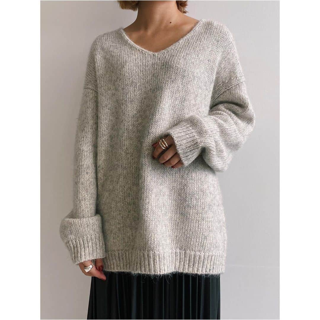 JET jpさんのインスタグラム写真 - (JET jpInstagram)「alpaca knit🧶 ﻿ ﻿ 着るだけで自然と女性らしい抜け感を演出するアルパカ混の贅沢なニットアイテム。﻿ リリヤーンと呼ばれるふくらみを持たせたコードのような特殊な糸に、モヘヤのようなウール素材を巻きつけた素材が、秋冬のムードを盛り上げてくれます。﻿ ﻿ #アルパカ混Vネック抜き襟ニット﻿ No.C80-19001 / ¥35,200(taxin)﻿ Col: グレー/ダークブラウン/オレンジ﻿ ﻿ #アルパカ混ニットマフラー﻿ No.C80-09100 / ¥24,200(taxin)﻿ Col: グレー/ダークブラウン/オレンジ﻿ ※ELLE SHOPに在庫残り僅かございます。﻿ ﻿ >>詳しくは画像をタップ👆﻿ 商品タグより、詳細がご覧いただけます。﻿ ﻿ ———————————————﻿ #jetlosangeles #jet_losangeles #jet_johneshaya #jet #2020 #new #newarrival #winter #aw #alpacaknit #sweater #knit #pullover #ジェット #カジュアル #冬 #冬コーデ #ニット #アルパカ #Ｖネック #マフラー #プルオーバー #ブラウン #グレー #オレンジ #コーディネイト #スタッフコーデ」11月27日 19時45分 - jet_losangeles
