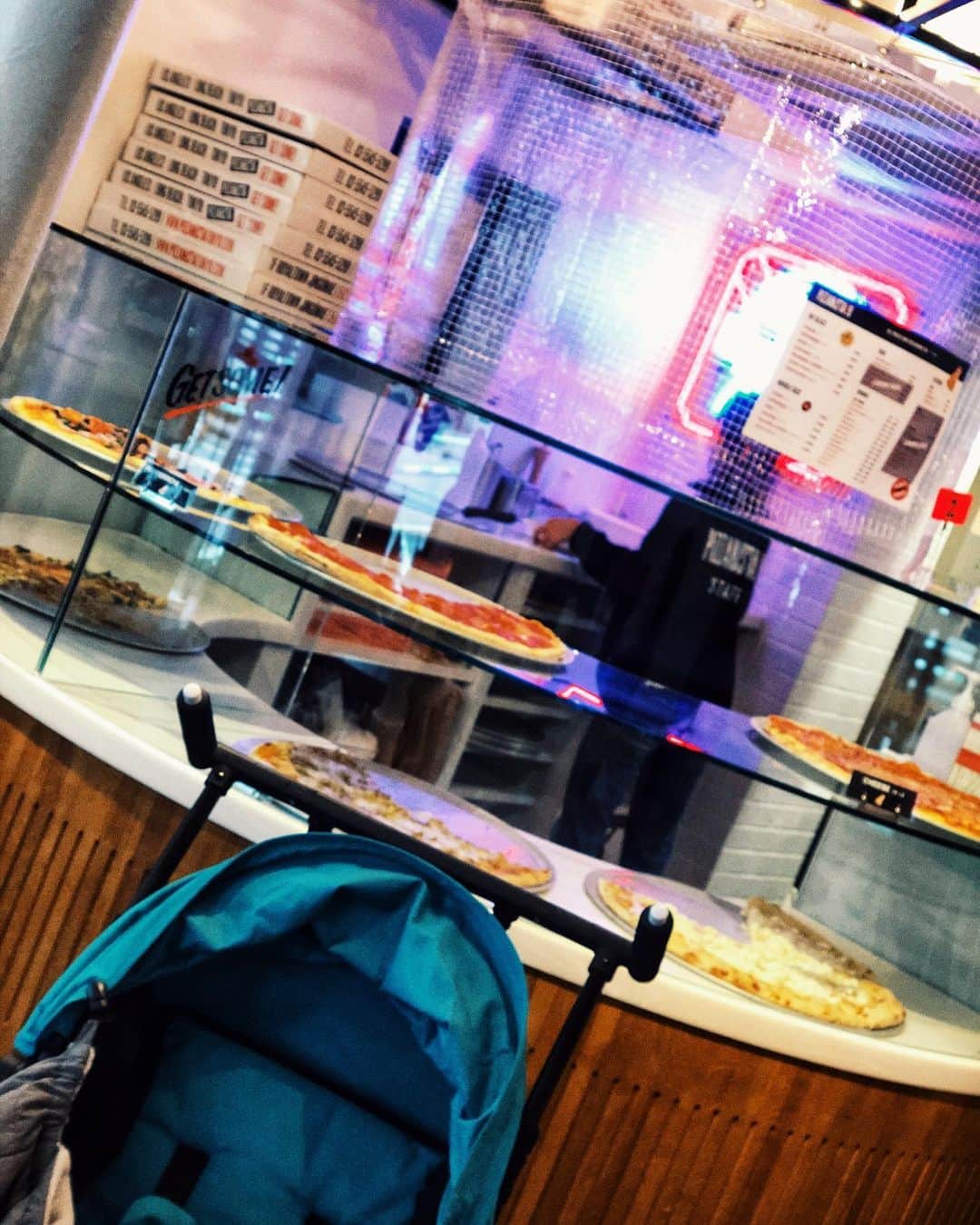 関口未来さんのインスタグラム写真 - (関口未来Instagram)「🍕 PIZZANISTA！TOKYO 東京都渋谷区神宮前5-28-7 ロイヤルタウン1F  カリフォルニア州、ダウンタウン LA とロングビーチに店舗を構える大人気ピザ・ショップ「Pizzanista!」が11月7日（土）、日本初上陸🇺🇸原宿に『PIZZANISTA! TOKYO（ピザニスタ! 東京）』としてオープンしたのでご招待いただきました🗽  プロ・スケーターの Salman Agahが共同経営者を勤めることでも有名で、店内もとってもお洒落🍕 そして何より味がおーいしーい❤︎  1スライス結構大きいんですが、ぺろりとたべられちゃうよ ちなみに私はTokyoというテリヤキの🍕をチョイス😋  トランクホテルの近くだよ❣️ みんなもぜひたべてみてね😊  @pizzanistatokyo  #pizzanistatokyo  #渋谷グルメ  #原宿グルメ  #渋谷カフェ #渋谷ランチ #原宿ランチ #原宿カフェ #東京女子部 @tokyo_joshibu  #ピザ専門店  #pizza #pizza🍕  #ママ友ランチ #ママ #男の子ママ #男の子ママと繋がりたい  #生後9ヶ月  #新米ママ #新米ママと繋がりたい  #0歳児 #読モ #読者モデル #フォロワー募集中  #カフェ好きな人と繋がりたい　 #pr」11月27日 19時46分 - miki.sekiguchi_x