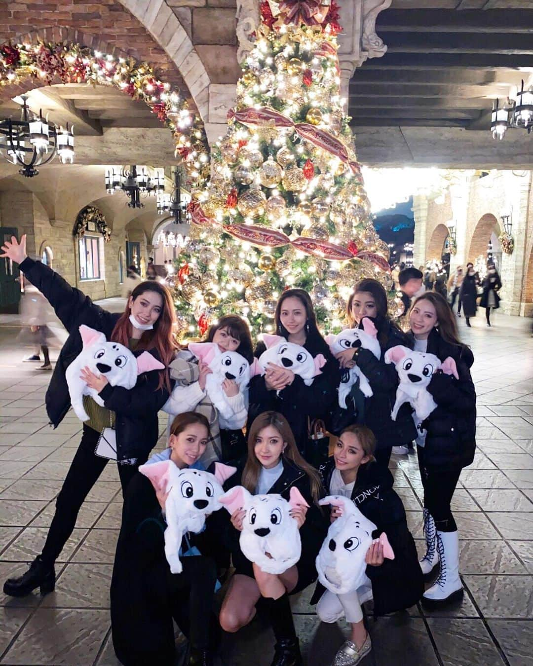 MOMOKAさんのインスタグラム写真 - (MOMOKAInstagram)「ayumi suprise B.D disney🎀💞 . サプライズ大成功😂🙌🏽♥︎ 途中からどうする？どうする？って グッダグダだったけども（笑） . こんな大人数で友達で来たのは 初めてだったから 本当に楽しかった🤣✨✨ . なにより101匹わんちゃんの 帽子被っててくてく歩いてるみんなが可愛すぎる🐾 . #8匹わんちゃん #飼い主募集中 #私の友達はみんなかわいい」11月27日 19時53分 - _chan_momo03