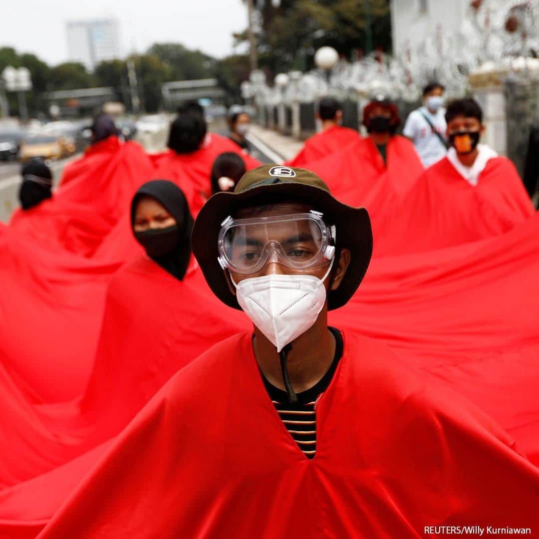 ABC Newsさんのインスタグラム写真 - (ABC NewsInstagram)「Youth activists wearing red cloth take part in a protest during the Asia Climate Rally, outside the Indonesian Ministry of Energy and Mineral Resources in Jakarta, Indonesia. #jakarta #climateaction」11月27日 20時00分 - abcnews