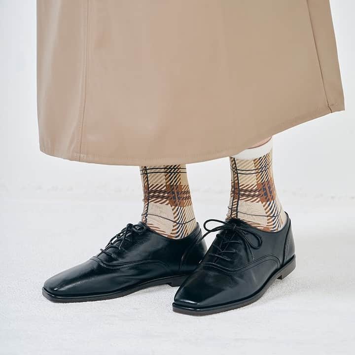 ORiental TRaffic HKさんのインスタグラム写真 - (ORiental TRaffic HKInstagram)「喜愛多變穿搭的你，牛津鞋可以話係成個造型不可缺小的一項單品，簡單易襯，配搭不同的襪子就輕鬆完成造型，推介以下2款牛津鞋俾大家多一個穿搭選擇🥰  1⃣方頭牛津鞋：：看上去濃濃嘅復古感，鞋身柔軟，天氣涷啲可以換上附送嘅毛毛鞋墊  2⃣厚底牛津鞋：3色可選，鞋頭加上cap toe detail，適合配襯學院風style  #ORientalTRaffic #20AW #Oxfords」11月27日 20時00分 - oriental_traffic