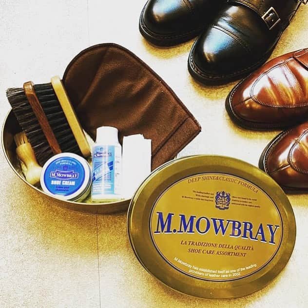のインスタグラム：「一連のケアアイテムが揃っている「M.MOWBRAY セントウィリアムセット」は、ちょっとしたギフトにぴったり。 なにかとギフトを送る機会が増えるこれからのシーズン。 ギフトにいかがでしょうか？  ーーーーーーーーーー  M.MOWBRAY セントウィリアムセット ¥4,070(税込)﻿ ﻿ ▼ ▼ ▼﻿ ﻿ #MMOWBAY #mmowbray #shoecare #shoshine #RandD #randdshoecare ﻿ #エムモゥブレィ#モゥブレィ#シューケア #シューシャイン#アールアンドデー#シューケアセット#靴磨き#ギフト#贈り物#クリスマス」