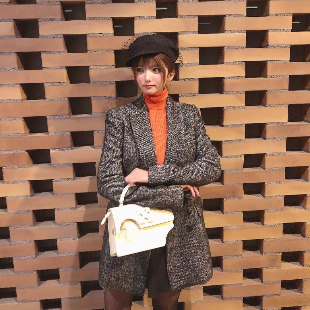 岡田栞奈のインスタグラム：「やっぱり派手な色が好きだな〜♪  秋冬でもビビットカラー🤩🍁🍁🍁 #fashion #aw」