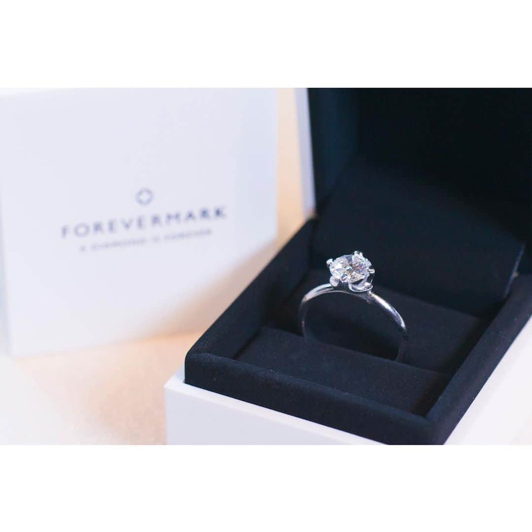 ウェディングソムリエ編集部のインスタグラム：「先日開催した、FOREVERMARK×ウェディングソムリエ ブライダルオンラインイベント💍  ゲストに日本で一番有名なウェディングプランナー有賀明美さんをお迎えしたトークショーでは 結婚することの意味や、 ダイヤモンド エンゲージリングが花嫁にもたらしてくれる不思議な力についてお話をうかがいました。 素敵なお話に涙する花嫁さんも！  ちなみに、花嫁さんから多かった質問が 「エンゲージリングは日常でも身に着けていいの？」というもの🤔   それについて Forevermark PRマネージャーの伊達さんから  「ダイヤモンドは地上で一番硬い物質なんです。だから大丈夫、傷つきません。カップルの一番側で二人の愛が育って行くのを見届る、お守りのような存在にしてください」というなんとも力強いお答え🕊✨  多くの花嫁さんが深く頷いていた姿がとても印象的でしたよ。  皆さんの薬指に光るエンゲージリングにどんな素敵な意味があるのか、今一度考えてみませんか？  素敵なヒントが沢山ありますので、ぜひご覧になってみてくださいね💍  レポート全文はウェディングソムリエのWEBからぜひご覧ください！﻿  #Forevermark #フォーエバーマーク #エンゲージリング #エンゲージ #ダイヤモンド #ダイヤモンドは永遠の輝き  *:.,.:*:.,.:*:.,.:*:.,.:*:.,.:*:.,.:*:.,.:*:.,.:*:.,.:*:.,.:*:.,.:* .﻿ ﻿ サイトは[ウェディングソムリエ ]で検索﻿ 🔎http://www.jadorewedding.com﻿ プロフィール欄の🔗Linkからもとべます。 ﻿ ﻿ ウェディングソムリエは、﻿ 人生でその時しかできない﻿ 特別な体験を提供するメディアです♡﻿ ﻿ *:.,.:*:.,.:*:.,.:*:.,.:*:.,.:*:.,.:*:.,.:*:.,.:*:.,.:*:.,.:*:.,.:*:.,.﻿ ﻿ #卒花  #ウェディングソムリエ #花嫁 #プレ花嫁  #花嫁DIY  #ウェディングアイデア  #全国のプレ花嫁と繋がりたい #ウェディングソムリエアンバサダー #結婚式 #ウェディングドレス #ウェディングレポ #ウェディングレポート #ウェディングソムリエイベント﻿」