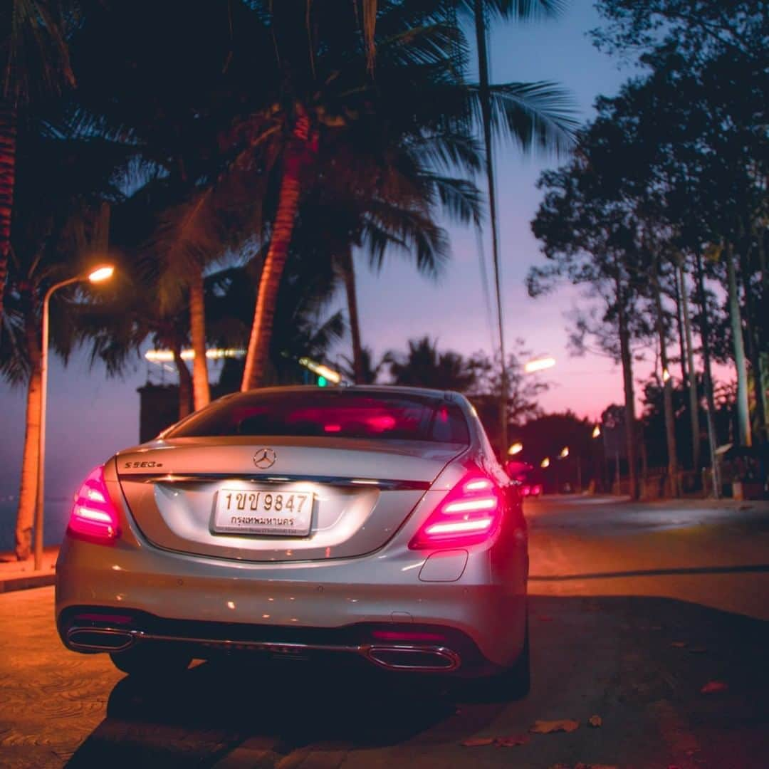 Mercedes-Benz Thailandさんのインスタグラム写真 - (Mercedes-Benz ThailandInstagram)「คุณเอกภพ พรหมสถิต หรือคุณท๊อป ช่างภาพ MBSocialCar ของเดือนพฤศจิกายน 2563 ได้ถ่ายทอดมุมมองต่อ Mercedes-Benz S 560 e AMG Premium ออกมาในคอนเซ็ปต์ “Cinematic”  “ผมได้นำอารมณ์ของภาพยนตร์มาเล่าเรื่องผ่านตัวรถยนต์ โดย S-Class คันนี้มีทั้งความหรูหรา สวยงาม และสะดวกสบายที่ทำให้คนดูเพลิดเพลินเสมือนกำลังรับชมภาพยนต์อยู่” คุณท๊อปกล่าว  กดเข้าร่วมกรุ๊ป MBSocialCar Thailand ได้ที่: http://mb4.me/1120FNAP แคมเปญที่ให้คุณนำรถ Mercedes-Benz ออกไปถ่ายภาพในทุกๆ เดือน  #MBSocialCarTH #SClass #EQPower #switchtoEQ #ElectricIntelligencebyMercedesBenz�#MercedesBenz #MercedesBenzThailand」11月27日 20時02分 - mercedesbenzthailand