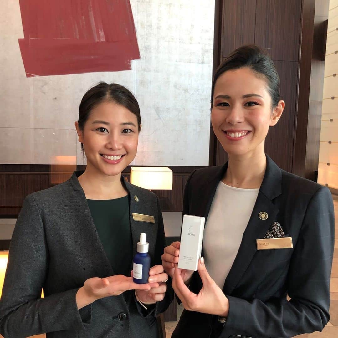 Conrad Tokyoのインスタグラム：「「ホスピタリティーの第一線で働く人たちを応援したい。」という思いとともにドクターズコスメブランド「タカミ」さまから届いた、#タカミスキンピール 。おかげで、女性メンバーの笑顔もさらに輝きを増しました。どうもありがとうございました。」