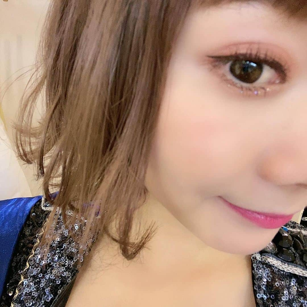 松本慈子さんのインスタグラム写真 - (松本慈子Instagram)「* @kitagawayoshino がプレゼント でくれたアイシャドウ塗った〜🧚‍♀️🧚‍♀️ 見えるかな？？笑っ  #アイメイク #アイシャドウ #オレンジメイク #eyemakeup #eyeshadow」11月27日 20時02分 - chikako_1119