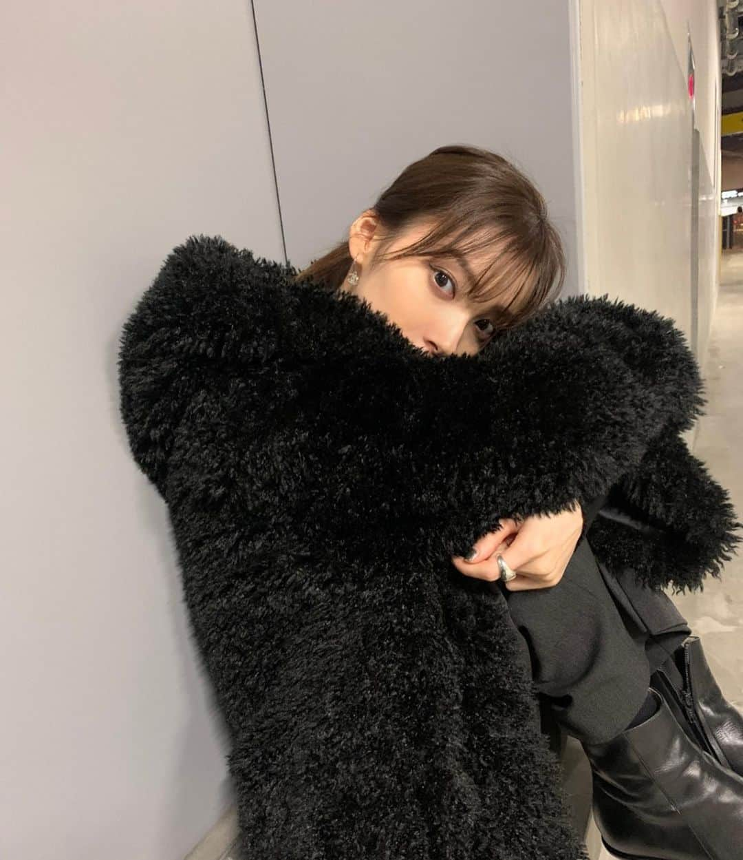 谷川菜奈さんのインスタグラム写真 - (谷川菜奈Instagram)「HAPPY BLACK FRIDAY🖤✨ ファーコートが数量限定発売中😻 そして、この前プレゼントキャンペーンに参加してくれた方々、、 @leannofficial からDM来てると思いますが、クーポンで全商品50％OFFでお買い物していただけます😚！！✨ クーポンは本日23:59までの期限となってるのでぜひお早めに！！🤍 #153cmコーデ #低身長コーデ #allblack#ブラックコーデ#blackfriday」11月27日 20時05分 - pechi.130