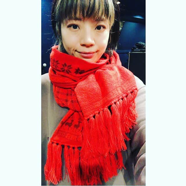 のインスタグラム：「リクエストにお応えしまして クリスマスプレゼントボックス🎁🎄 マフラー🧣の着画でございます。 これね 手触り抜群ふかふかで柔らかい〜❤️ 二重に巻いてもこんな感じだよ🤞🏻 箱もかわゆい。。✨潰さないで小物入れにして。 . こりゃ〜重宝しまっせ〜😊✨ 可愛いし、真っ赤でアクセントにgoooooood👍🏻❤️ (色はここまでビビットではないですw もうちょい落ち着いたお色❤️) . 12/1 20:00〜 UKFC通販で販売スタート✨ いち早く新曲が聴けちゃうので絶対プレゼントボックスがオススメ！ タグ付けした @uk.project_staff から通販に飛べます🚀 見てね👀 . #BIGMAMA #snowmotion #christmas #present #presentbox #ukfc通販」
