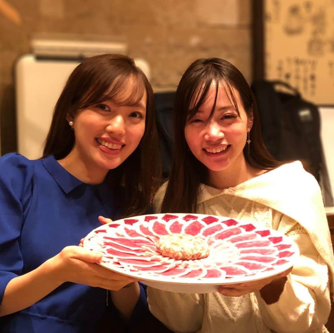 のインスタグラム：「鴨鍋おいしかった🦆🤎﻿ ﻿ ちょっと時差投稿😛﻿ ﻿ 先々月、もとこがお気に入りのお店でカープ会開いてくれたの⚾️✨﻿ ﻿ カープクイズしてエルドレッドじゃんけんミニタオルを景品でもらったよ🎶﻿ ﻿ 私この2017年の優勝が決まった直後、骨折して離脱してた誠也をエルドレッドがおぶって、皆と一緒に甲子園のレフトスタンドのファンに挨拶したシーンめっちゃ好き🥺❣️﻿ ﻿ 全問正解出来なかったからまたやりたい🥰﻿ ﻿ カープファンのお友達が増えて嬉しかったな✨﻿ ﻿ #鴨鍋#鴨#鴨肉#鍋#お鍋#ロイヤルブルーもとこ#💙  #エルドレッド#鈴木誠也#カープ#カープ女子﻿  #広島カープ#広島東洋カープ#カープファン#carp﻿ #カープグッズ#カープファンと繋がりたい #とりなご#とりなご恵比寿﻿#恵比寿#恵比寿グルメ  #🦆#🍲」